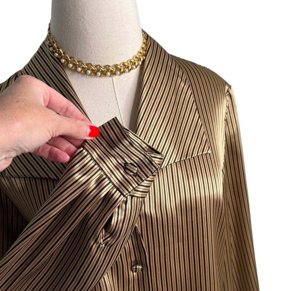 Vintage Vintage black gold metallic wide collar satin blouse size S Size S / US 4 / IT 40 - 2 Thumbnail