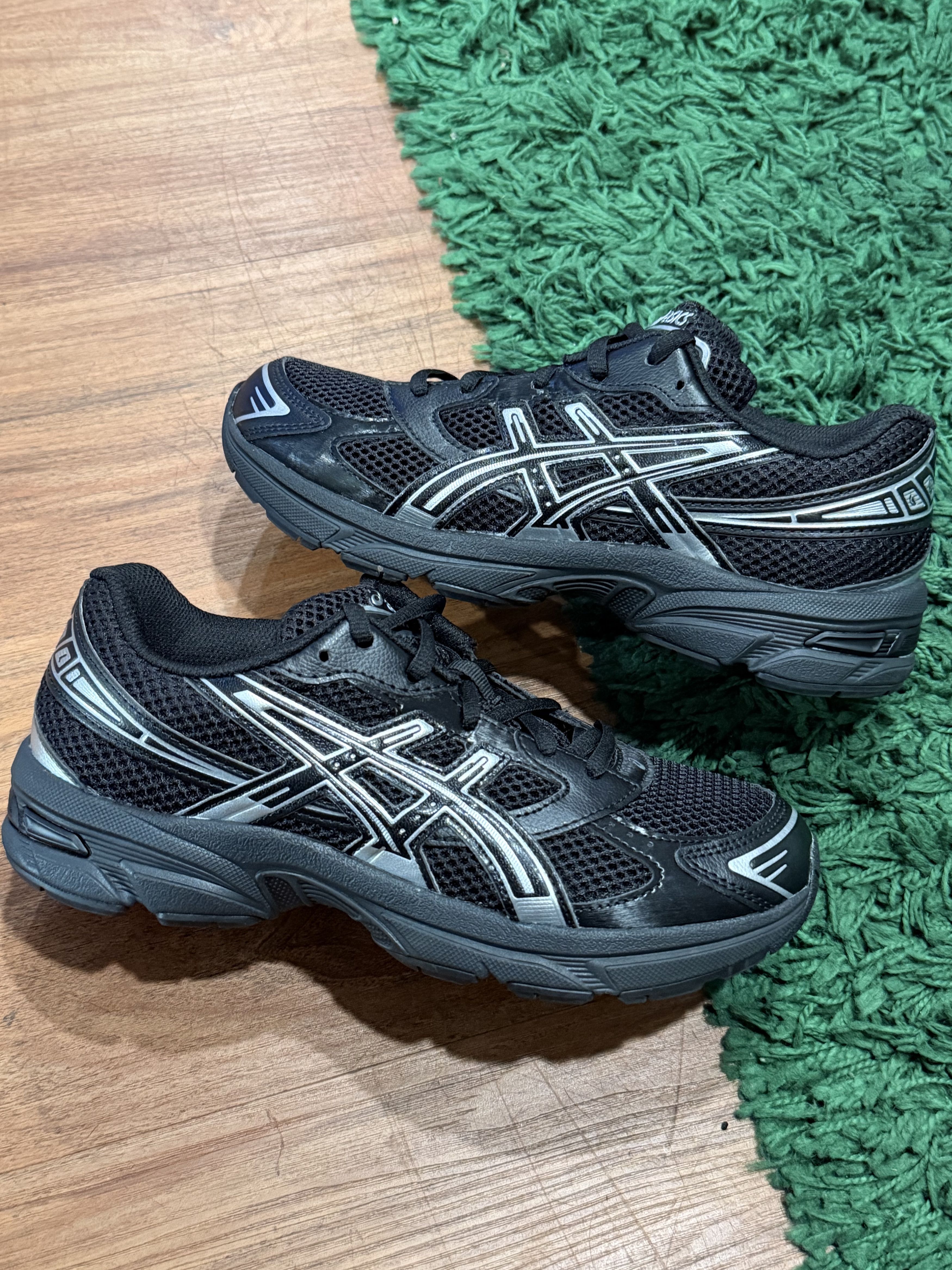 Asics ASICS - Black Silver Running Shoes - Size 5Y / 7W Size US 7 / IT 37 - 2 Thumbnail