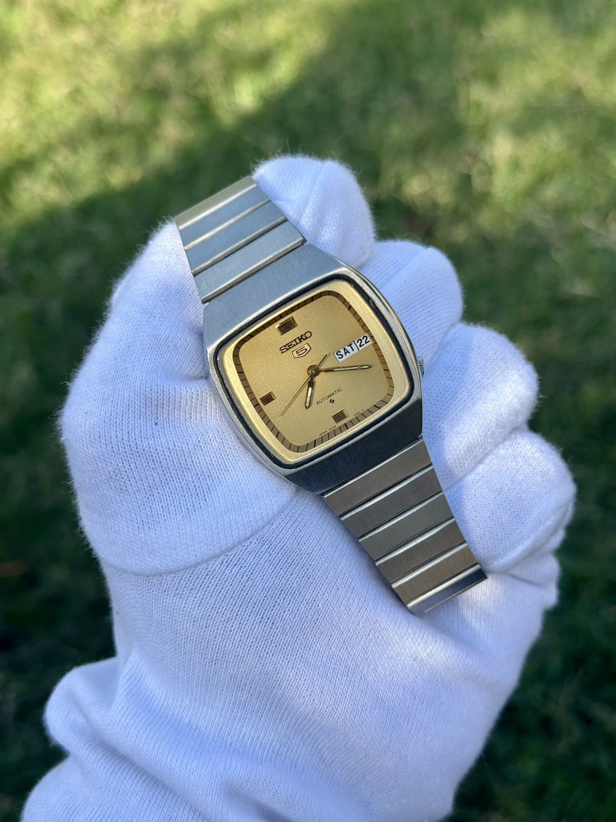 Seiko Vintage Seiko 5 Automatic japan Watch: golden Dial, TV Case Size 36 - 4 Thumbnail