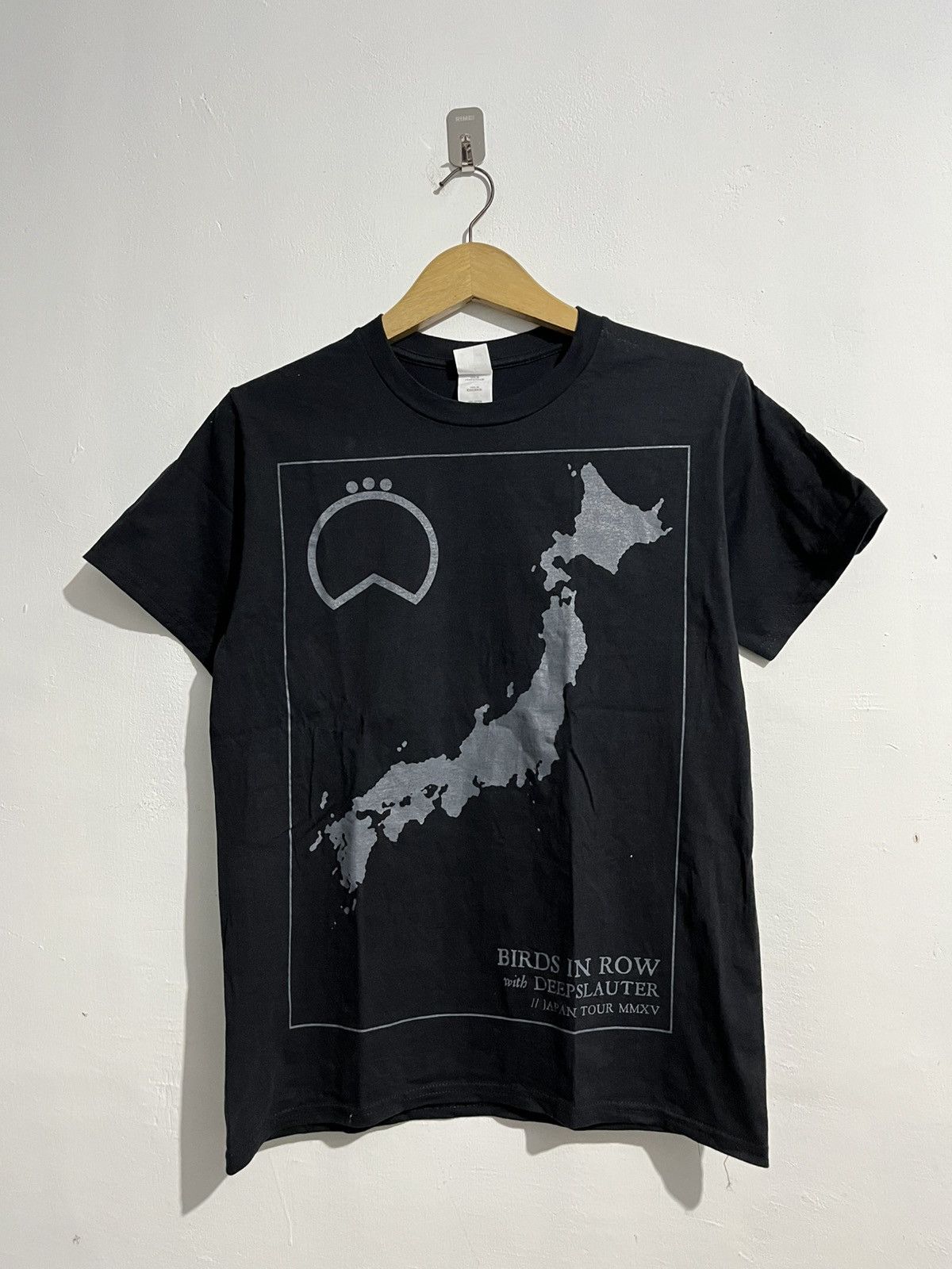 2000s birds in row with deepslauter tour tshirt