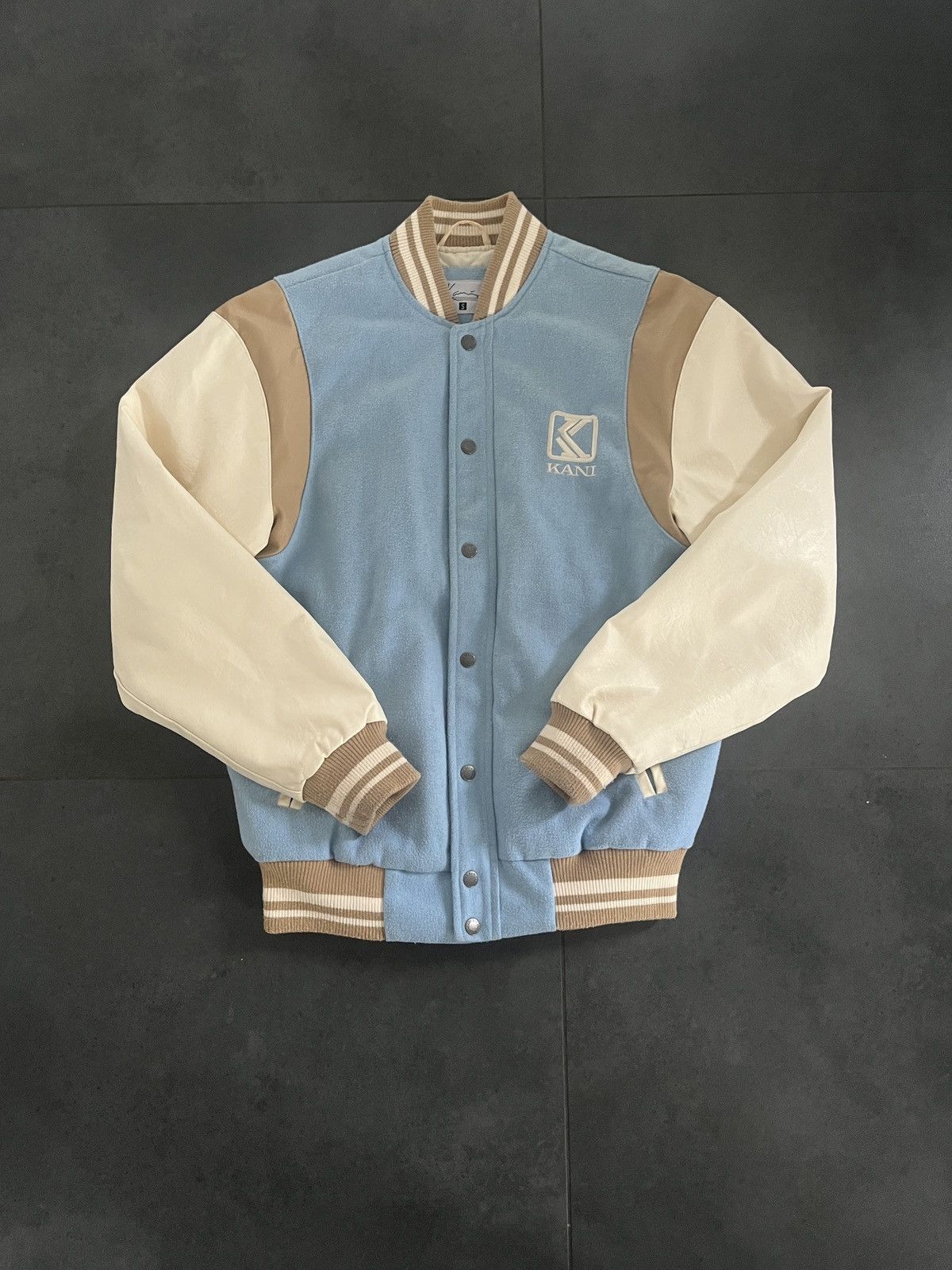 Karl Kani Karl Kani X Bomberjacket X Streetwear (Baby blue - Size s) Size US S / EU 44-46 / 1 - 1 Thumbnail