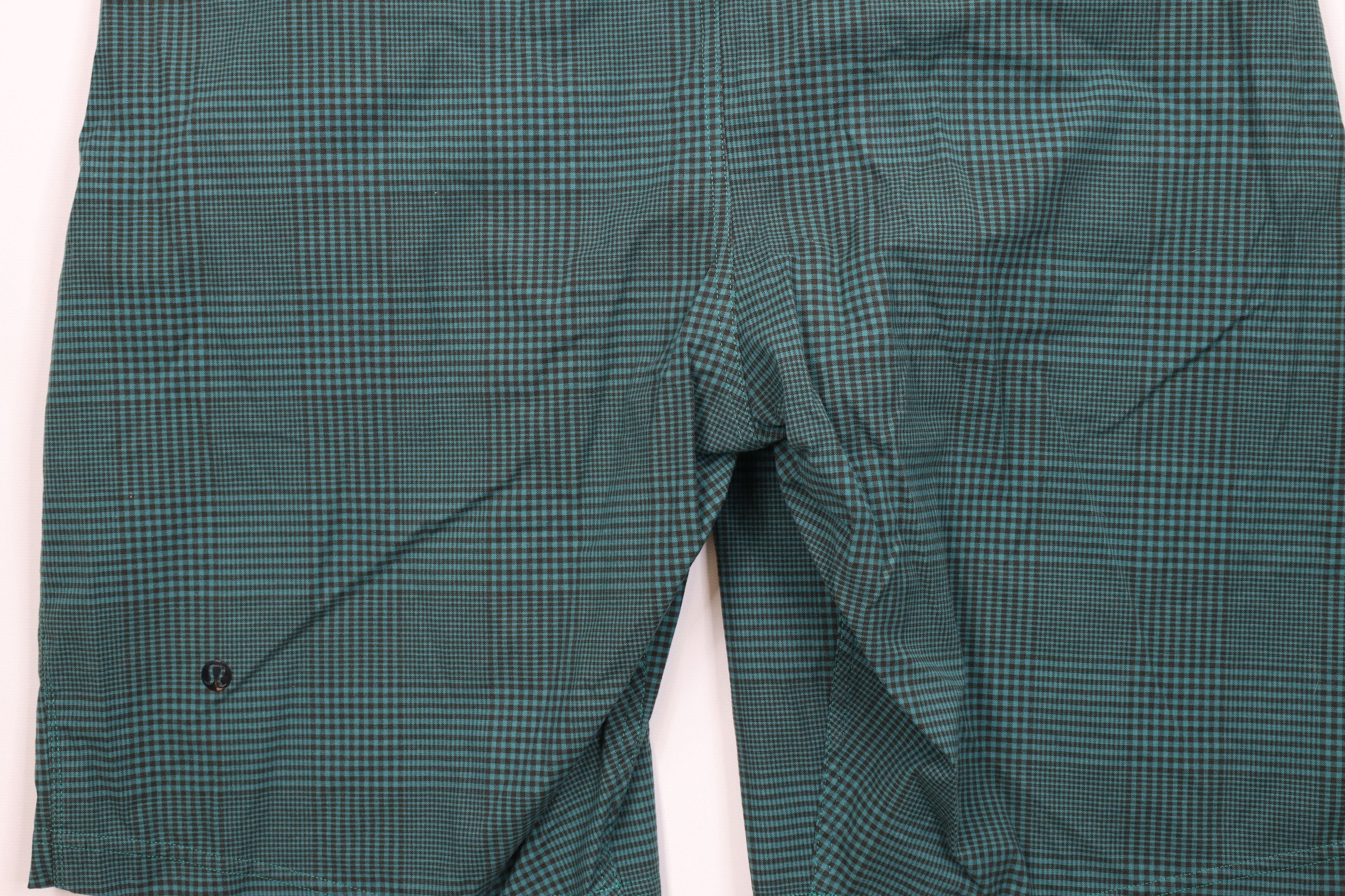 Lululemon Lululemon Flat Front Golfing Golf Chino Shorts Green Plaid Size US 34 / EU 50 - 10 Thumbnail
