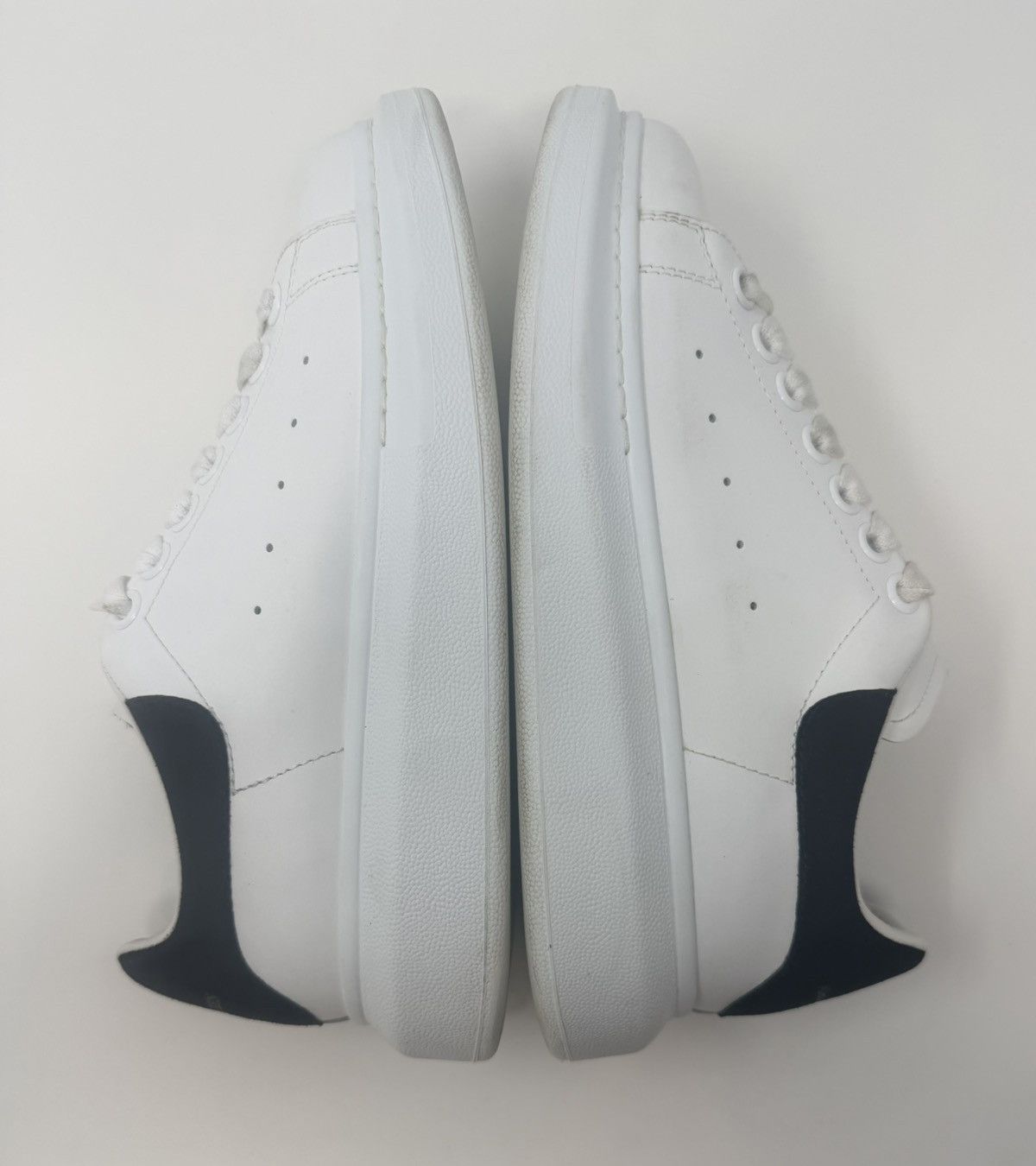 Alexander McQueen Alexander McQueen Oversized Sneaker Suede White/Black Size US 8 / IT 38 - 3 Thumbnail