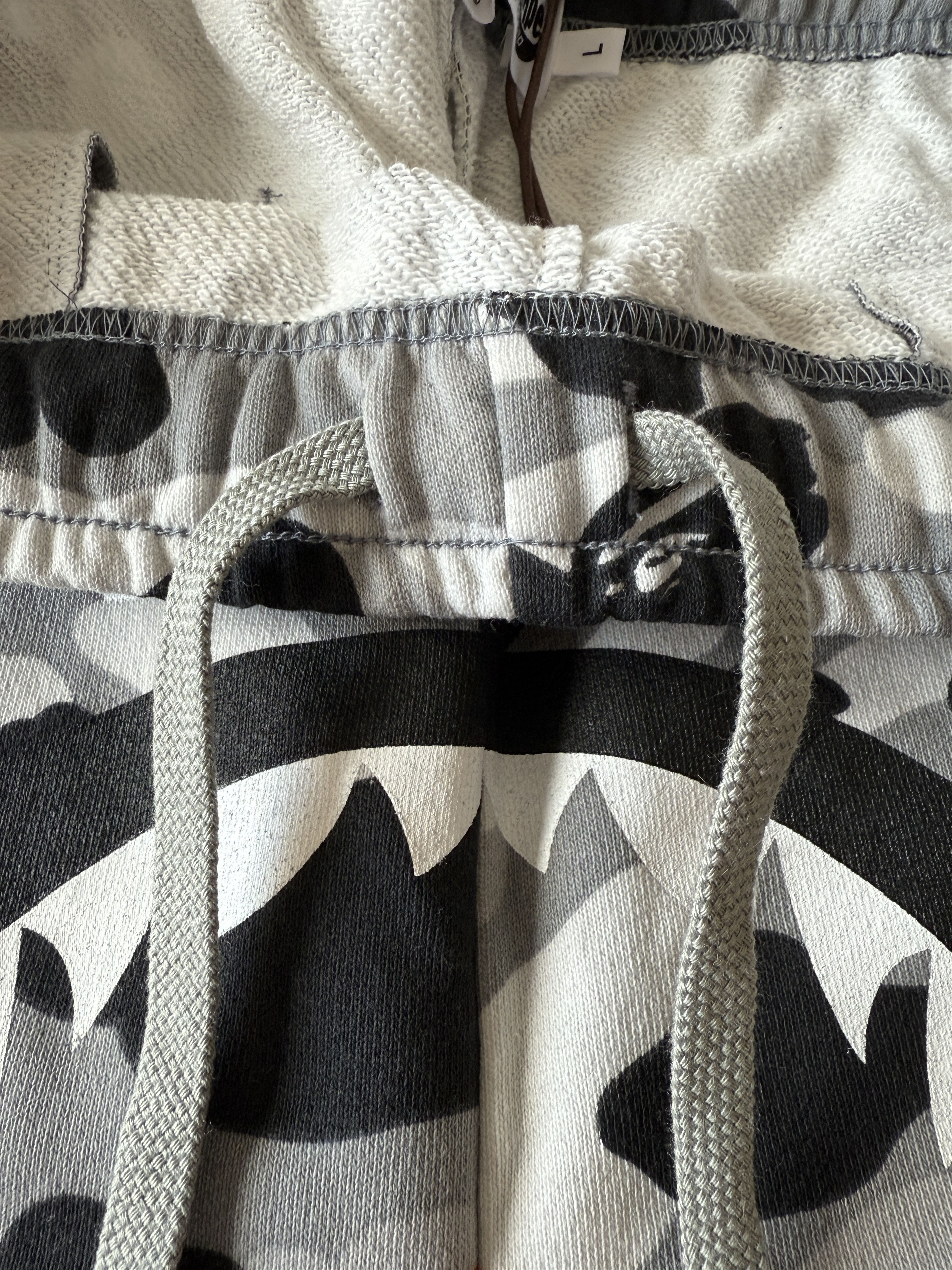 Bape 1ST CAMO SHARK REGULAR FIT SWEAT SHORTS Size US 34 / EU 50 - 8 Thumbnail