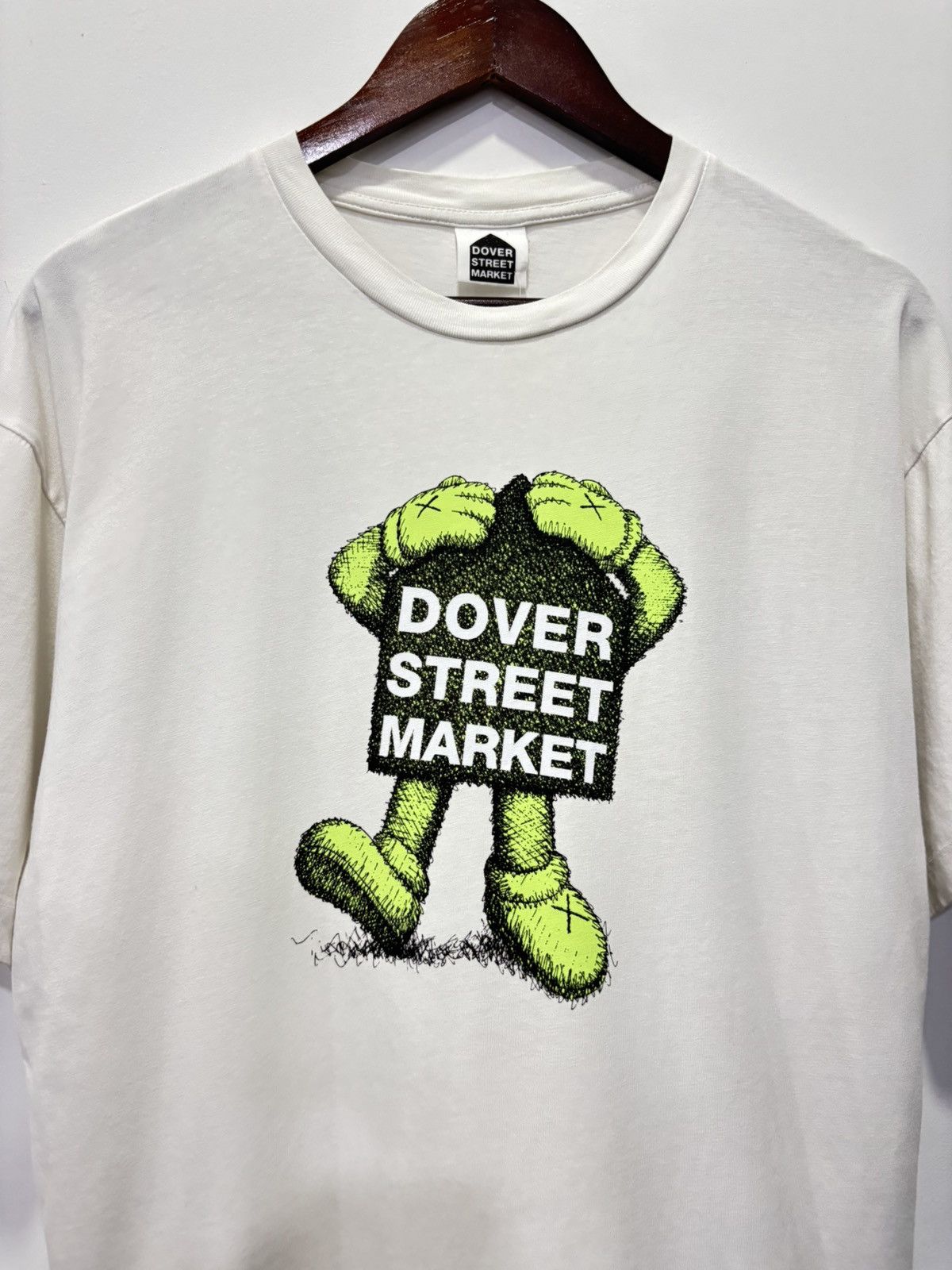 Dover Street Market × Kaws Kaws x Dover Street Market Tshirt Size US M / EU 48-50 / 2 - 2 Thumbnail