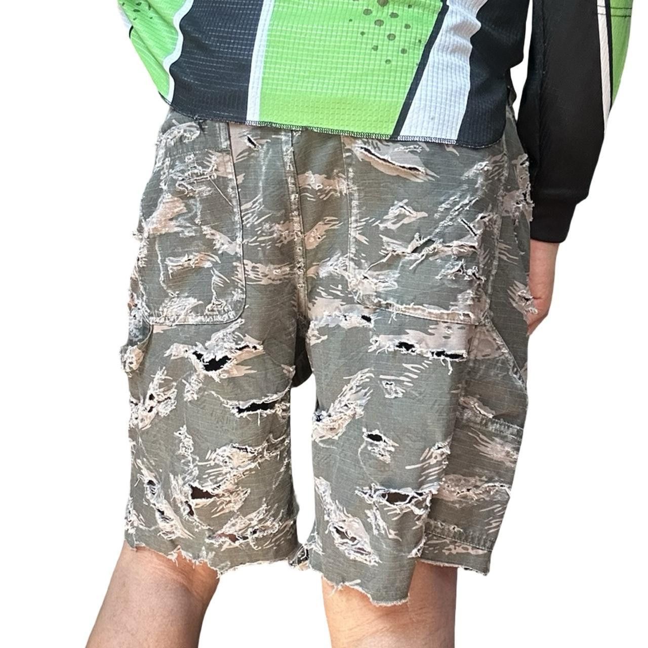Abercrombie & Fitch Abercrombie & Fitch Green Camo Distressed Shorts _ 34" Size US 34 / EU 50 - 4 Thumbnail