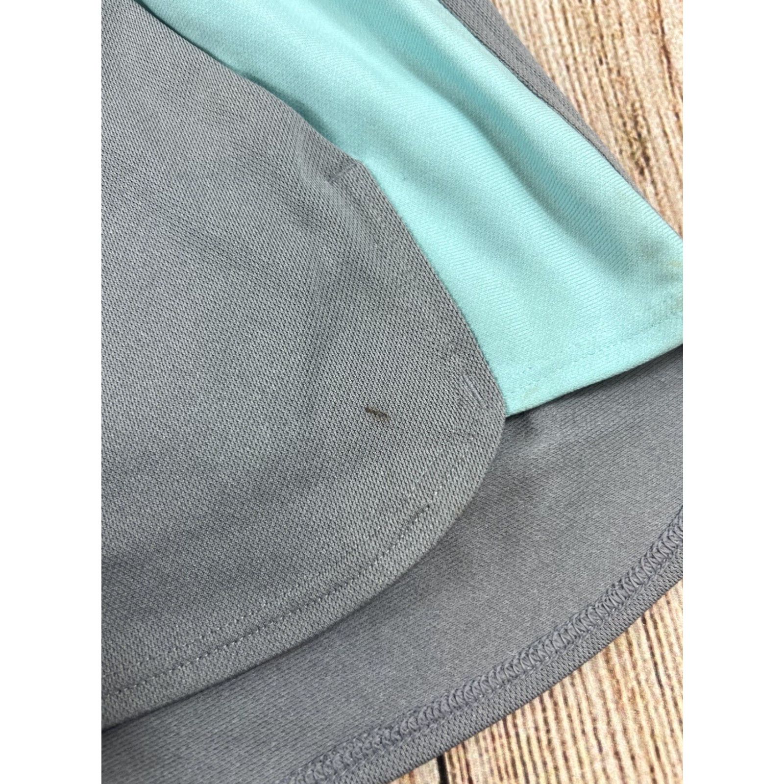 Under Armour VINTAGE Women’s Under Armour Capri Leggings & Shorts Lot Of 2 XS Gray Capris Shorts Womens XS Under armour Capri Leggings & Shorts Lot Of 2 Size 26" / US 2 / IT 38 - 3 Thumbnail