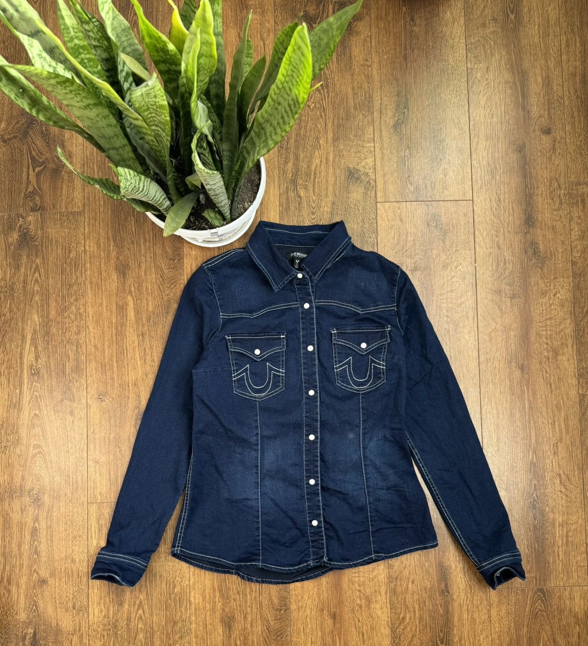 True Religion True Religion women’s botton up blue Medium denim shirt Size M / US 6-8 / IT 42-44 - 1 Thumbnail