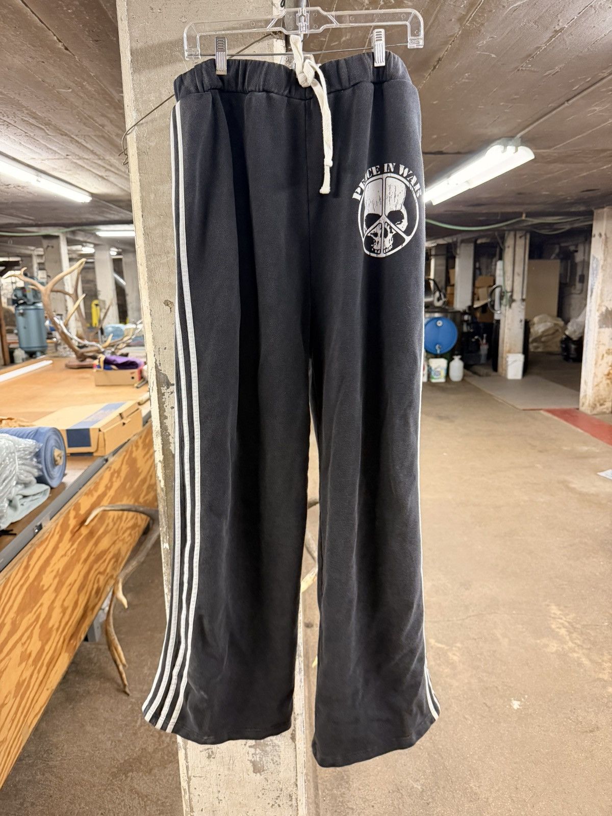 Other Peaceinwar “Skull” Sweats Size US 34 / EU 50 - 1 Thumbnail