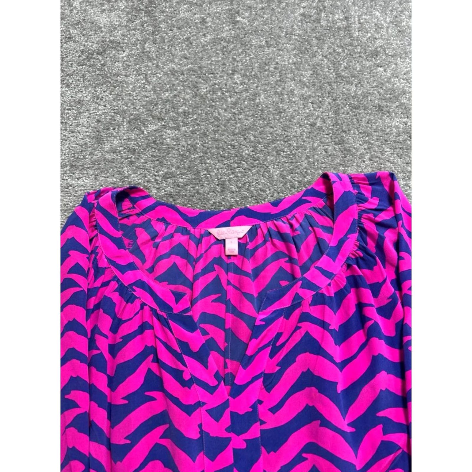 Lilly Pulitzer I Got Lucky Pop Moxy Blouse Top Womens L Pink Silk Graphic Split Neck Pullover Casual Shirt Blouse Ladies