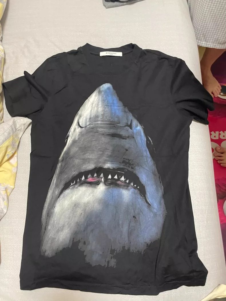 Givenchy Givenchy Shark Print Short Sleeve T-Shirt - dmc Size US S / EU 44-46 / 1 - 1 Thumbnail