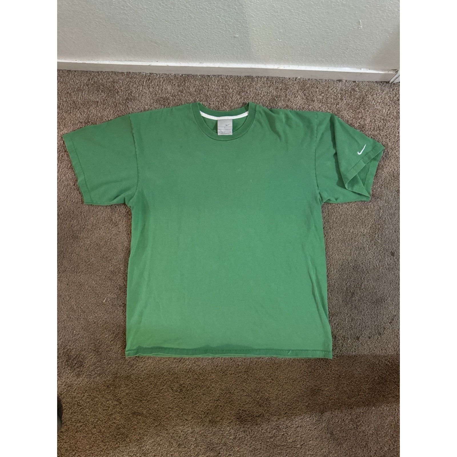 Nike Vintage 2000s Y2K Green Nike Essential Tee Size L Size US L / EU 52-54 / 3 - 1 Thumbnail