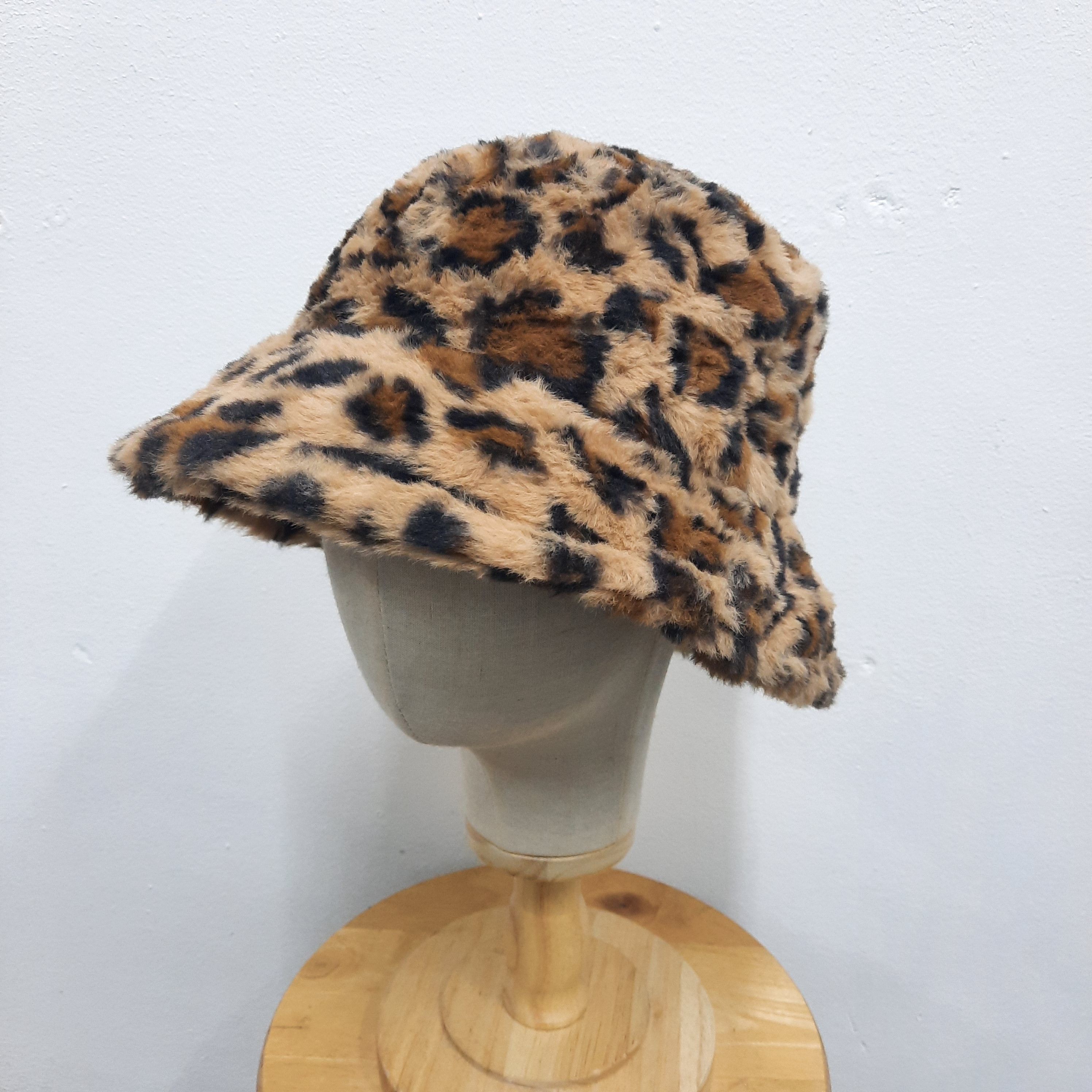 Japanese Brand 💥 Vintage leopard design fur bucket hat Size ONE SIZE - 2 Thumbnail