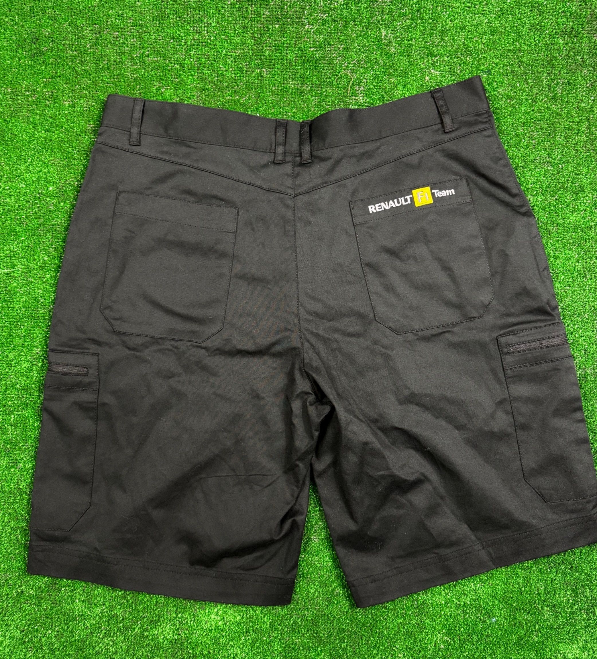 Formula 1 × Puma × Vintage Vintage NEW Renault F1 Team Official Shorts Size 35 Size US 35 - 2 Thumbnail