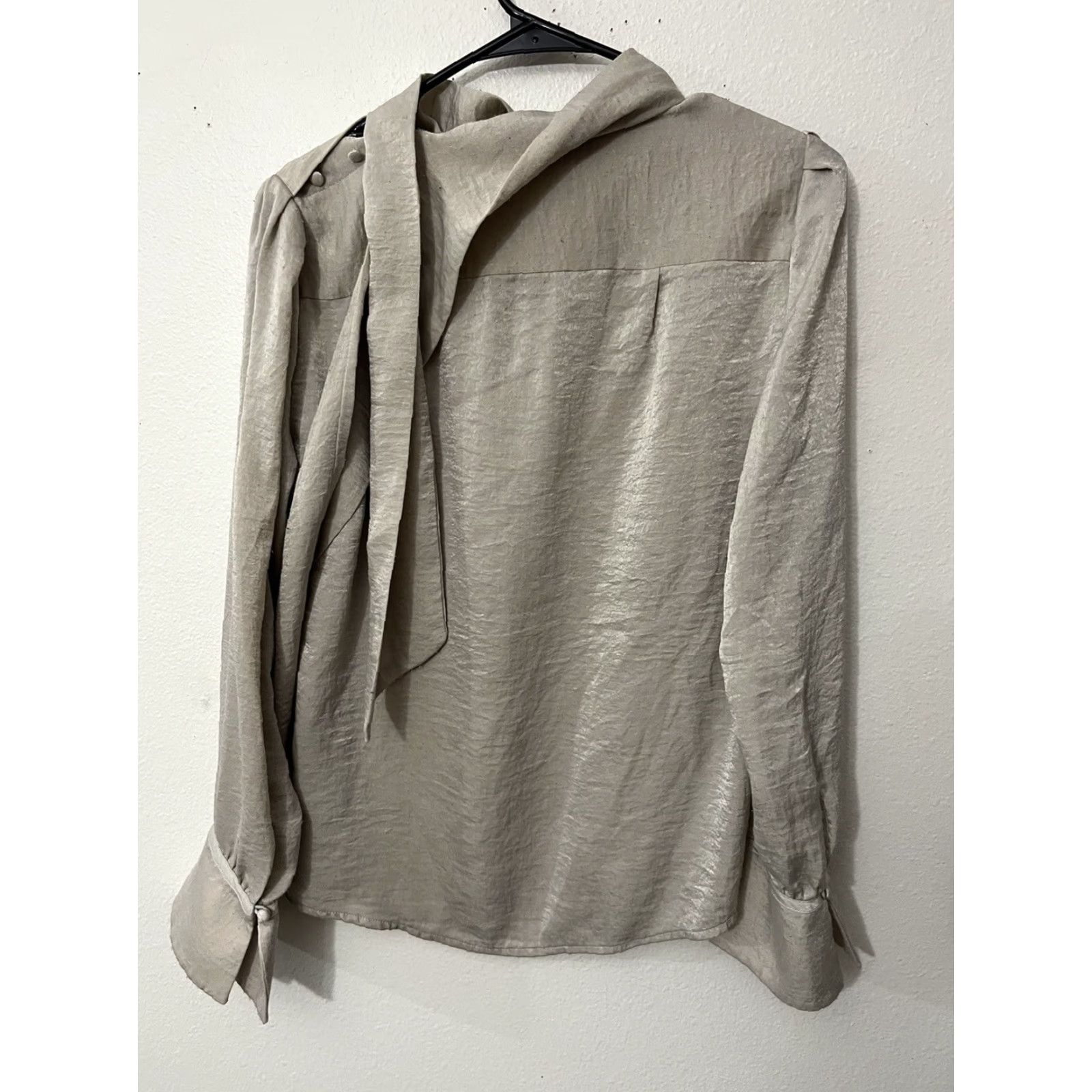 Banana Republic Banana Republic Blouse Long Sleeve Off-Shoulder Tie Neck Beige S Women's Shirt Diverse 2010s 90s Inspired, Pre-Owned Size S / US 4 / IT 40 - 2 Thumbnail