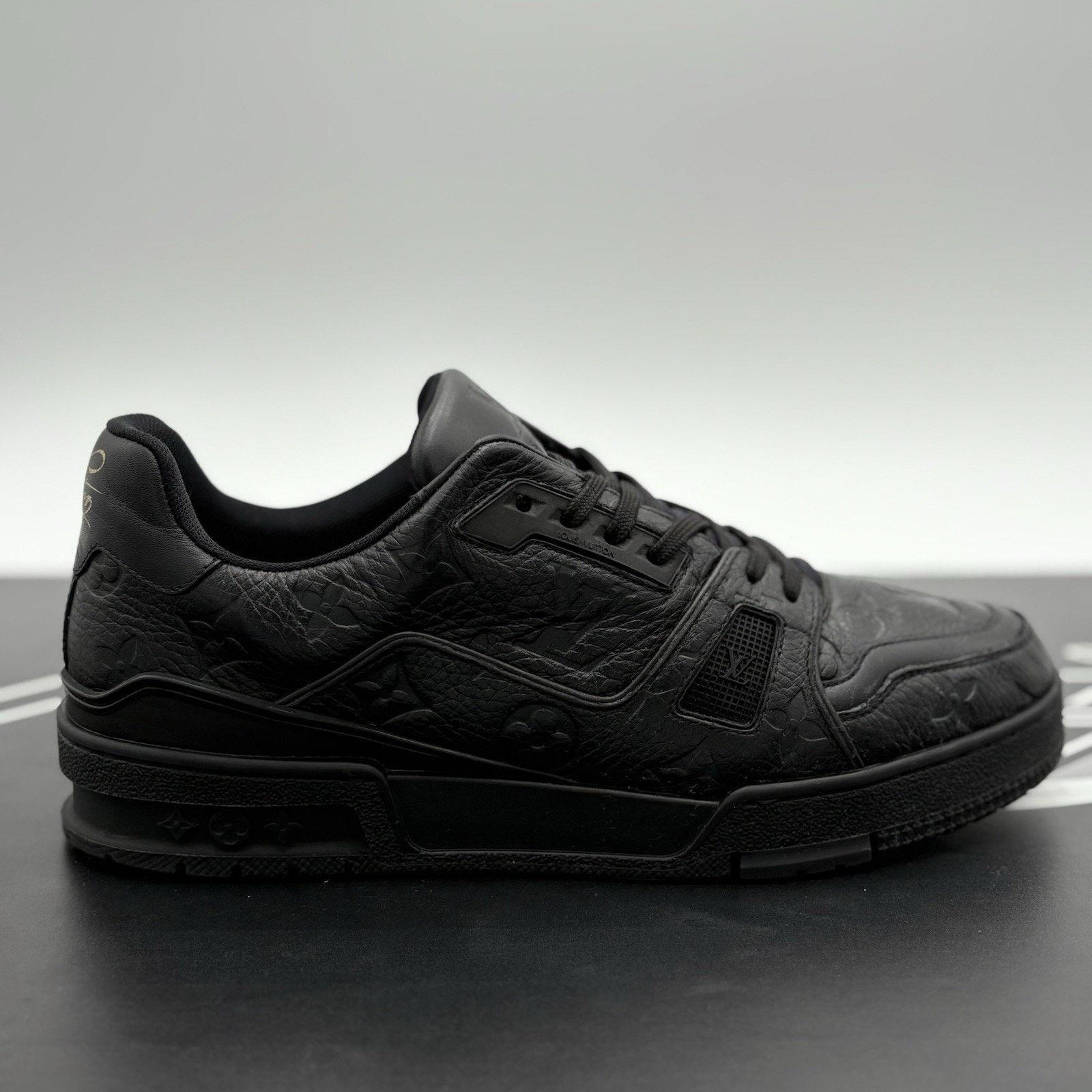 Louis Vuitton (US 7-7.5) Louis Vuitton Trainer ' Black ' | GOOD CONDITION! Size US 7.5 / EU 40-41 - 2 Thumbnail