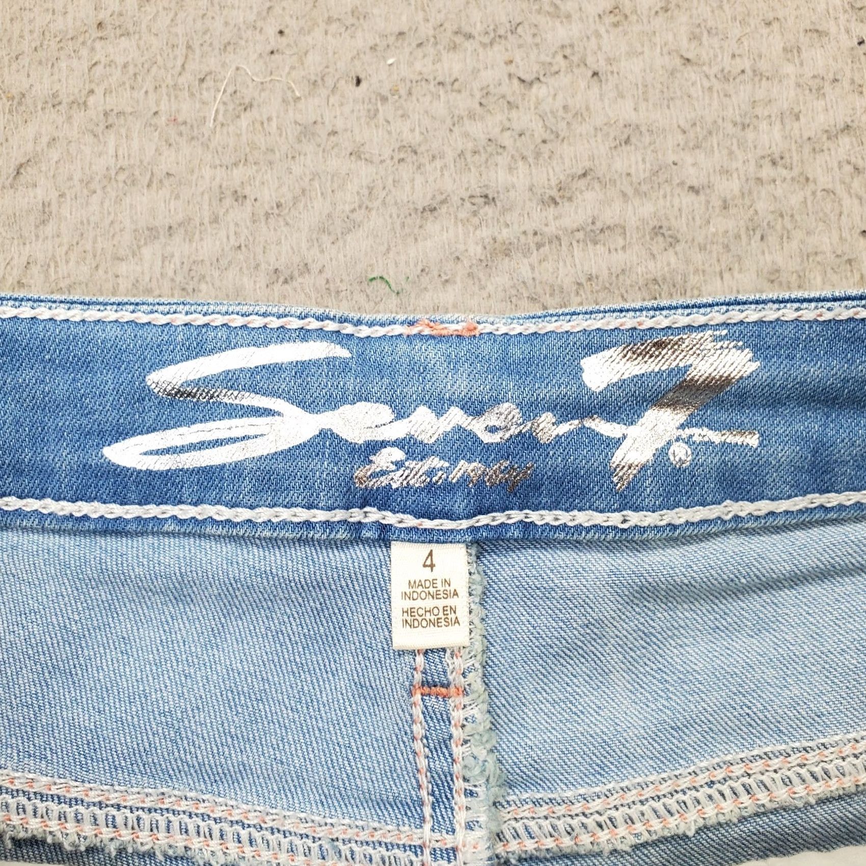 Vintage Seven7 Weekend Shorts Womens Size 4 Multi Denim Whiskered Light Wash Frayed Hem Bermuda Short Size 27" / US 4 / IT 40 - 6 Thumbnail
