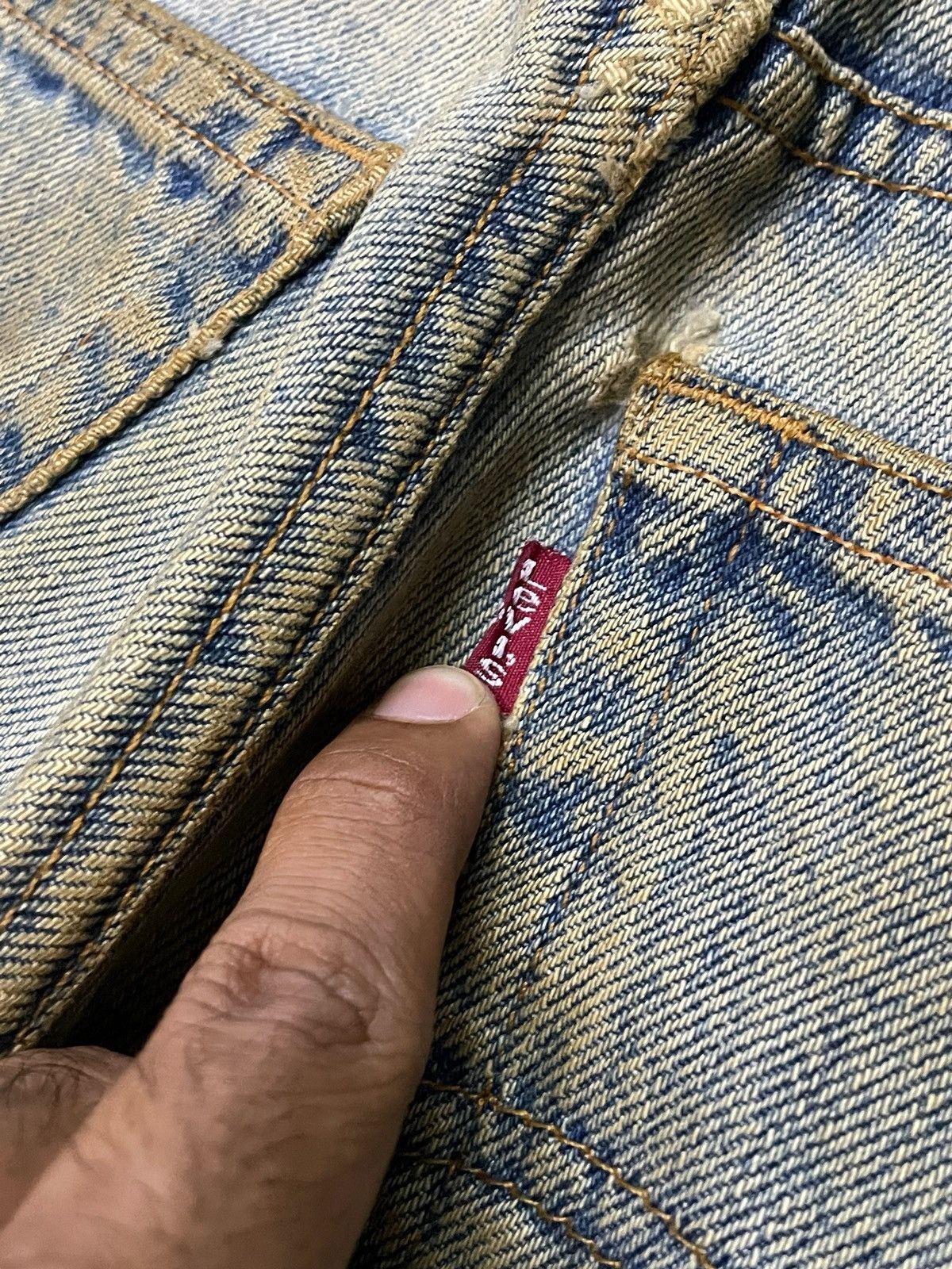 Levi's × Vintage Vintage Levis 560 Tapered Leg Loose Mud Wash Jeans Size US 35 - 19 Thumbnail