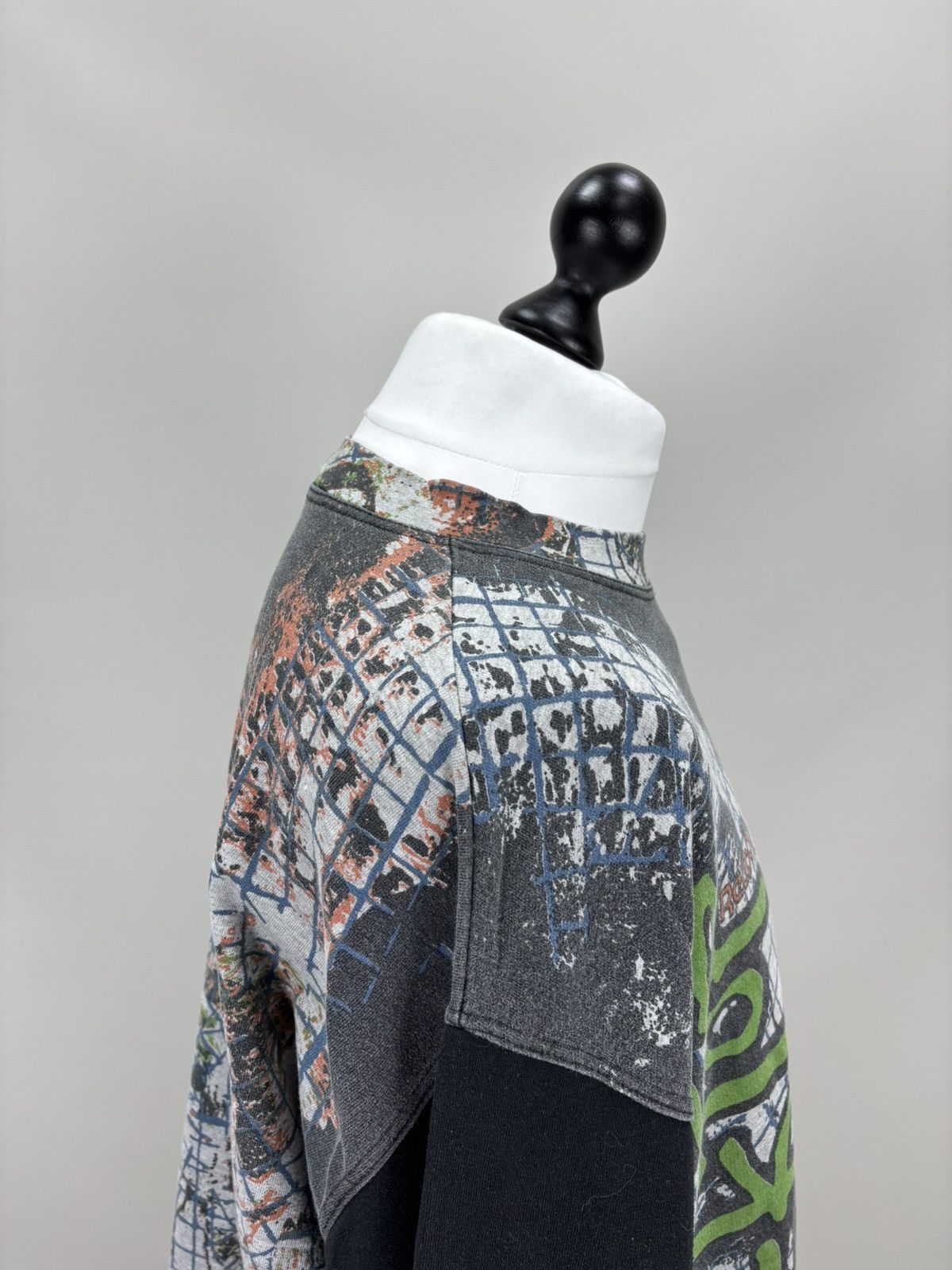 Mens vintage sweatshirt Reebok Size XL Color Multicolor