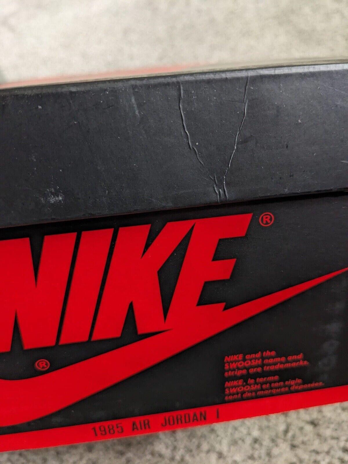 Jordan Brand 2016 Nike Air Jordan 1 Retro High OG Black Toe 555088-125 Size US 10.5 / EU 43-44 - 11 Thumbnail