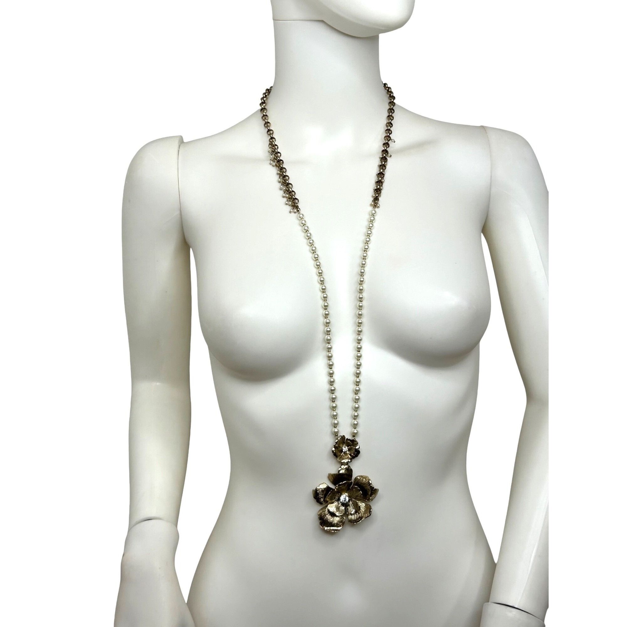 White House Black Market White House Black Market Long Fashion Necklace Flowers Pearl Size ONE SIZE - 6 Thumbnail