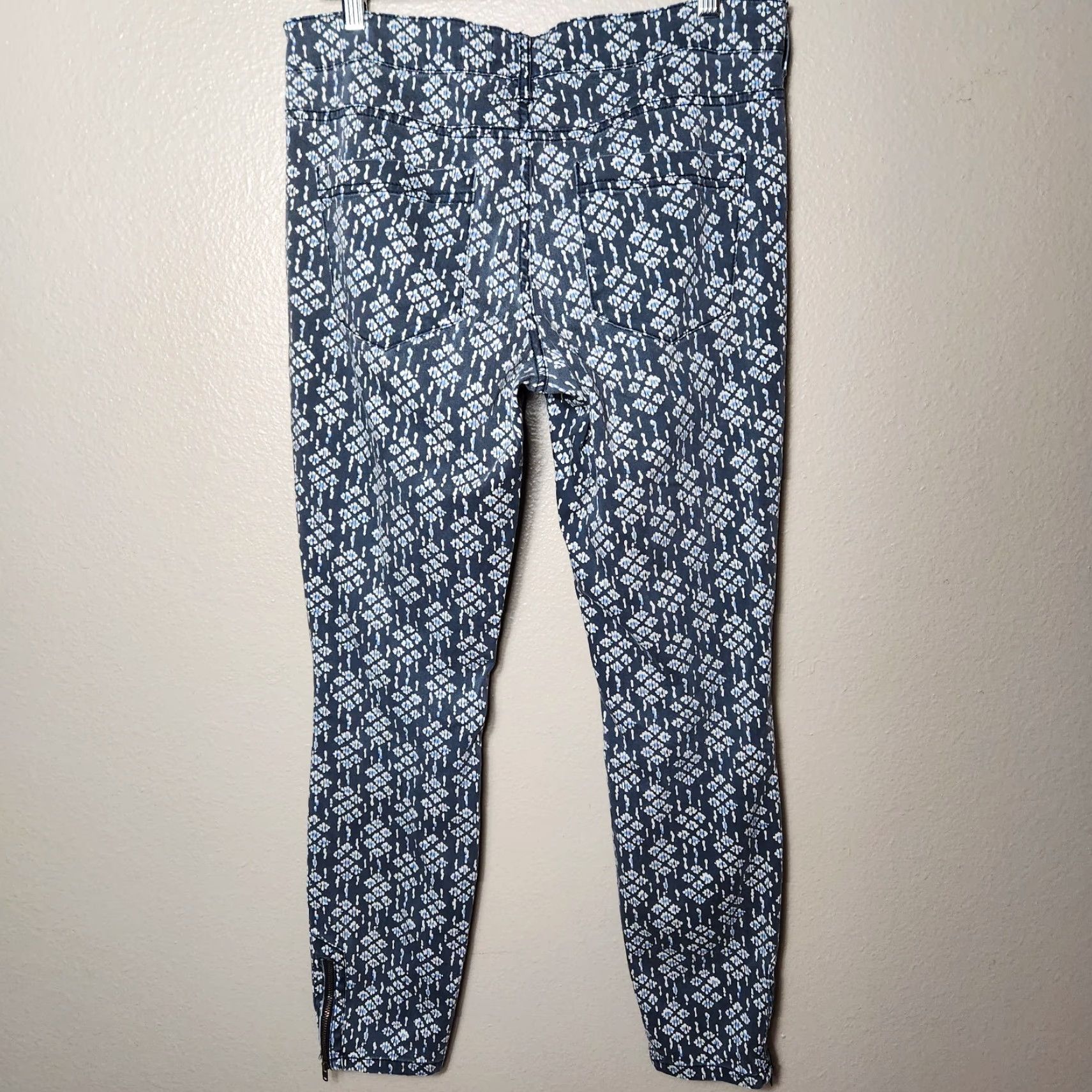 Anthropologie Anthropologie Pilcro Ikat/Tribal Patterned Serif Zip Ankle Pants Women's Size 30 Gray Cotton Blend Zip Ankles Bohemian Preppy 90s? No, remove. Size 30" / US 8 / IT 44 - 7 Thumbnail