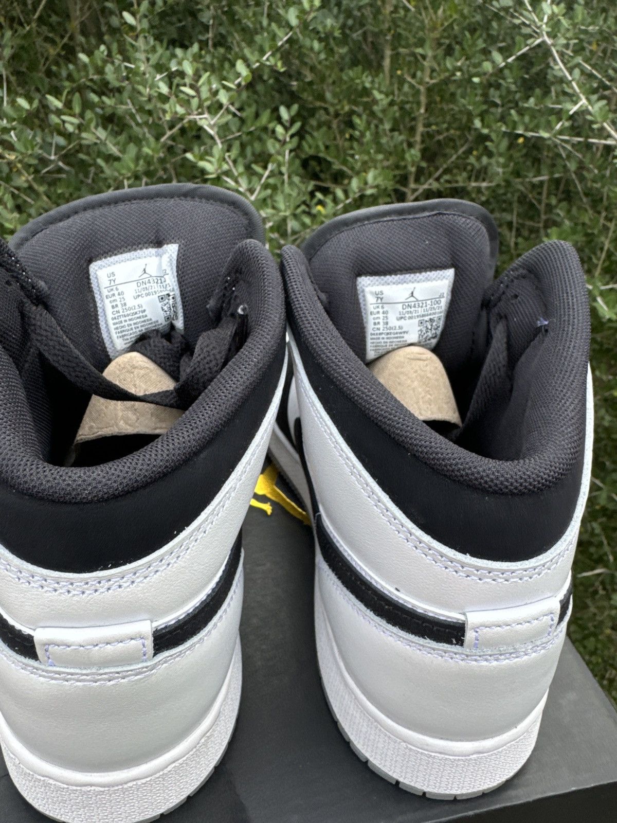 Jordan Brand Jordan 1 Mid Diamond Shorts (Gs) Size US 7 / EU 40 - 2 Thumbnail