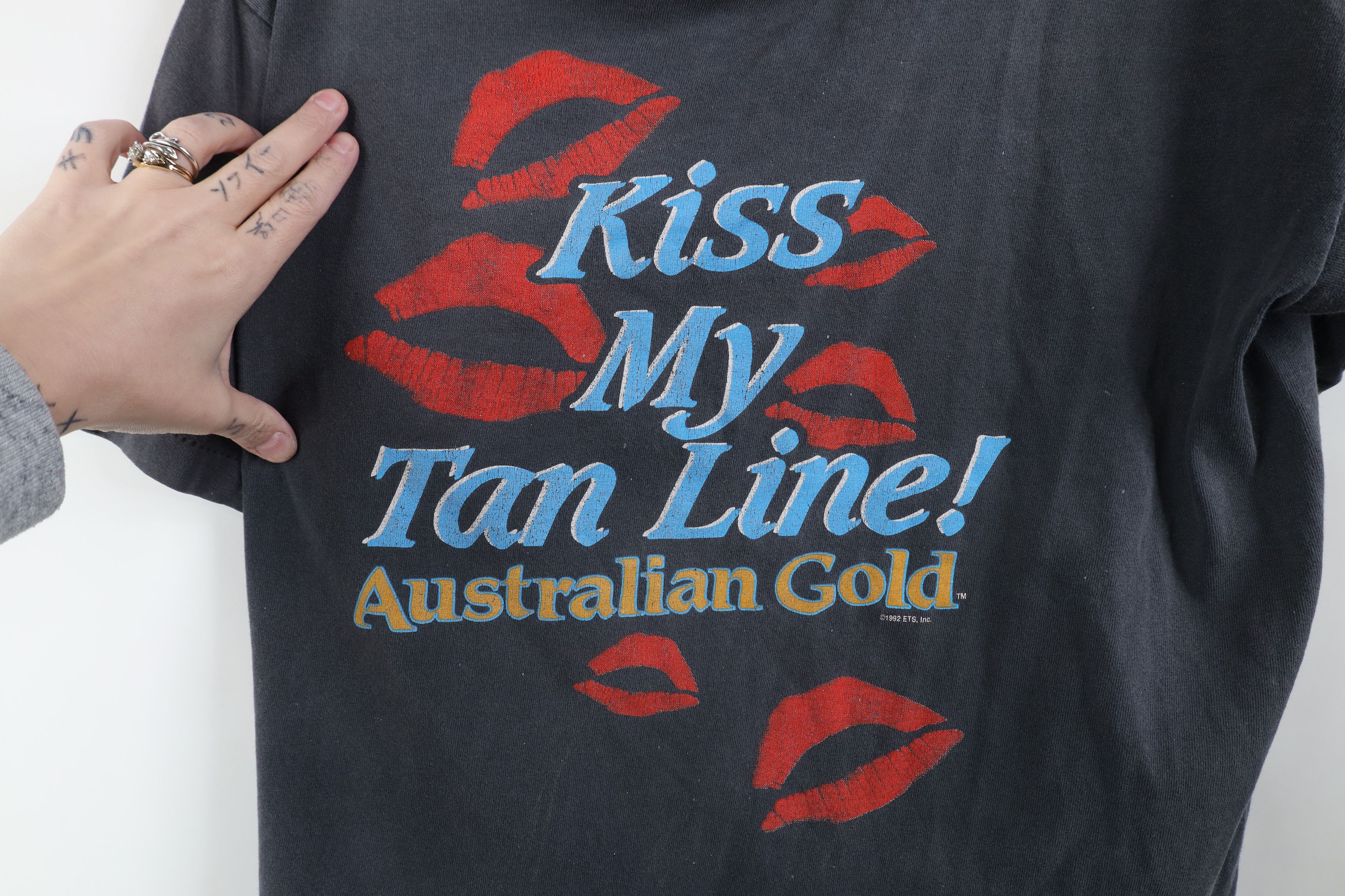 Vintage Vintage 90s Gold Tanning Kiss My Tan Line T-Shirt USA Size L / US 10 / IT 46 - 4 Thumbnail