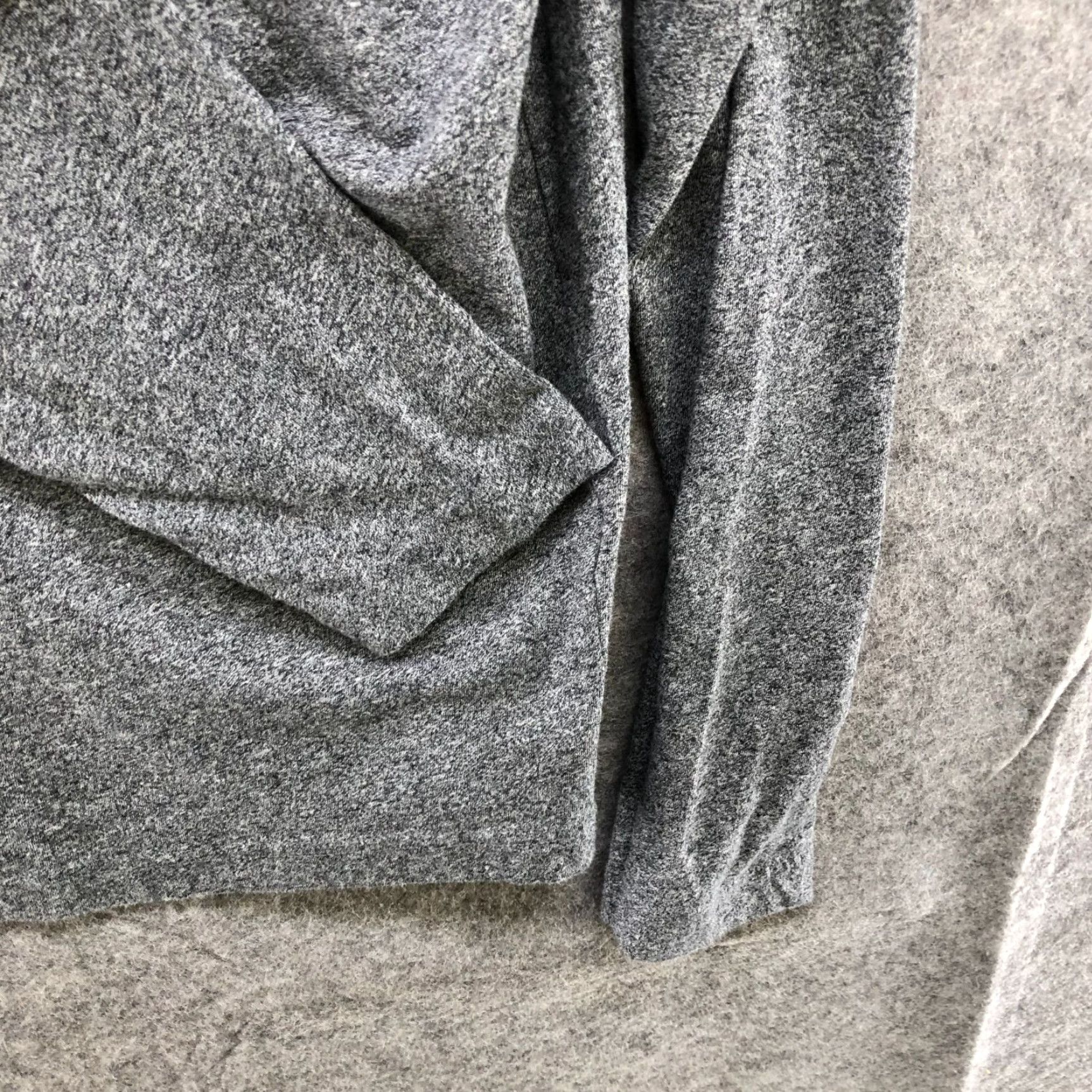 Banana Republic VINTAGE Banana Republic Mens Long Sleeve T Shirt Regular Fit Gray Moisture Wicking Crew Neck Active 90s Size US M / EU 48-50 / 2 - 6 Thumbnail