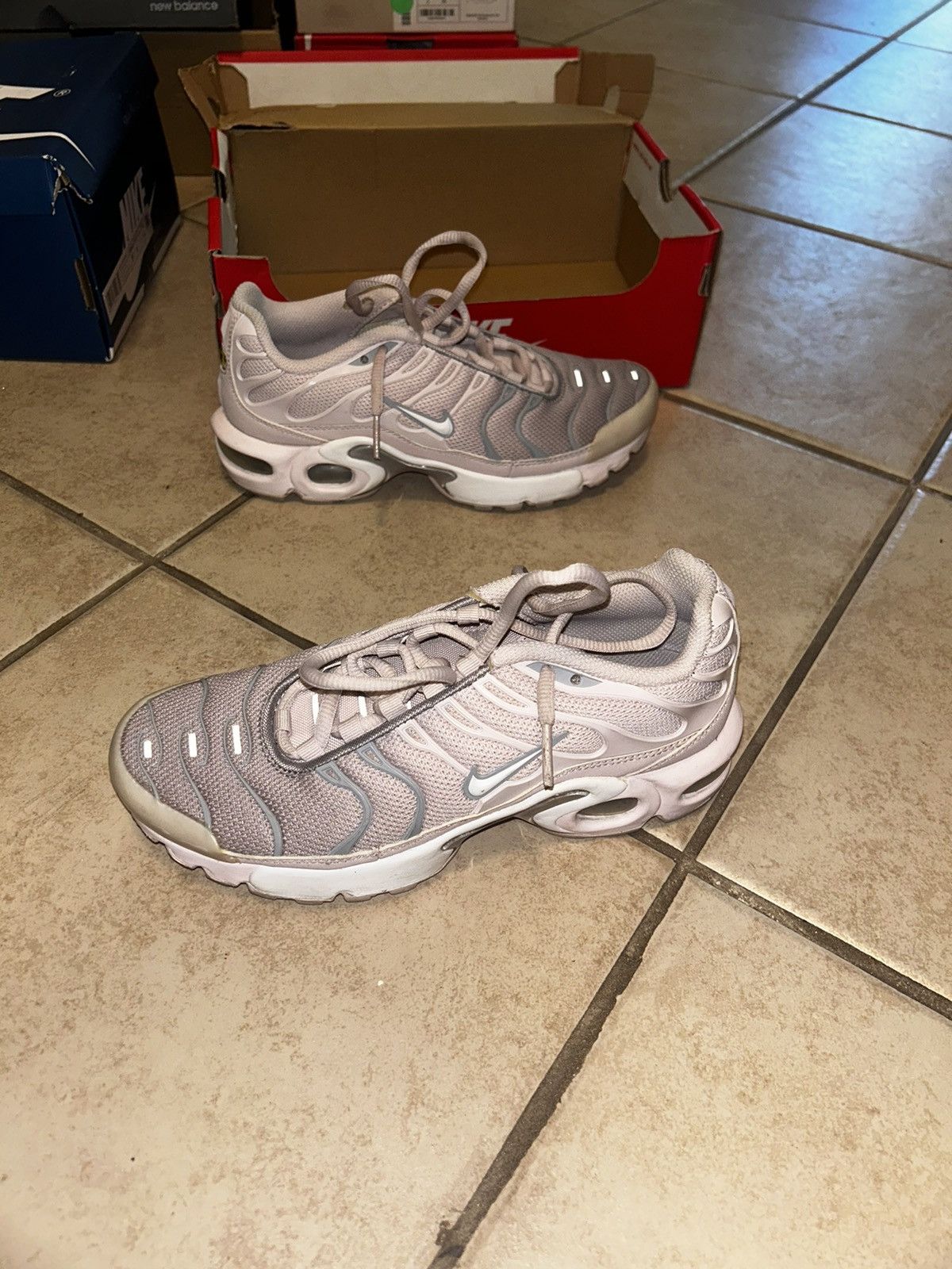 Nike Nike Air Max Plus TN Pink/White (4Y) Size US 5.5 / IT 35.5 - 1 Thumbnail