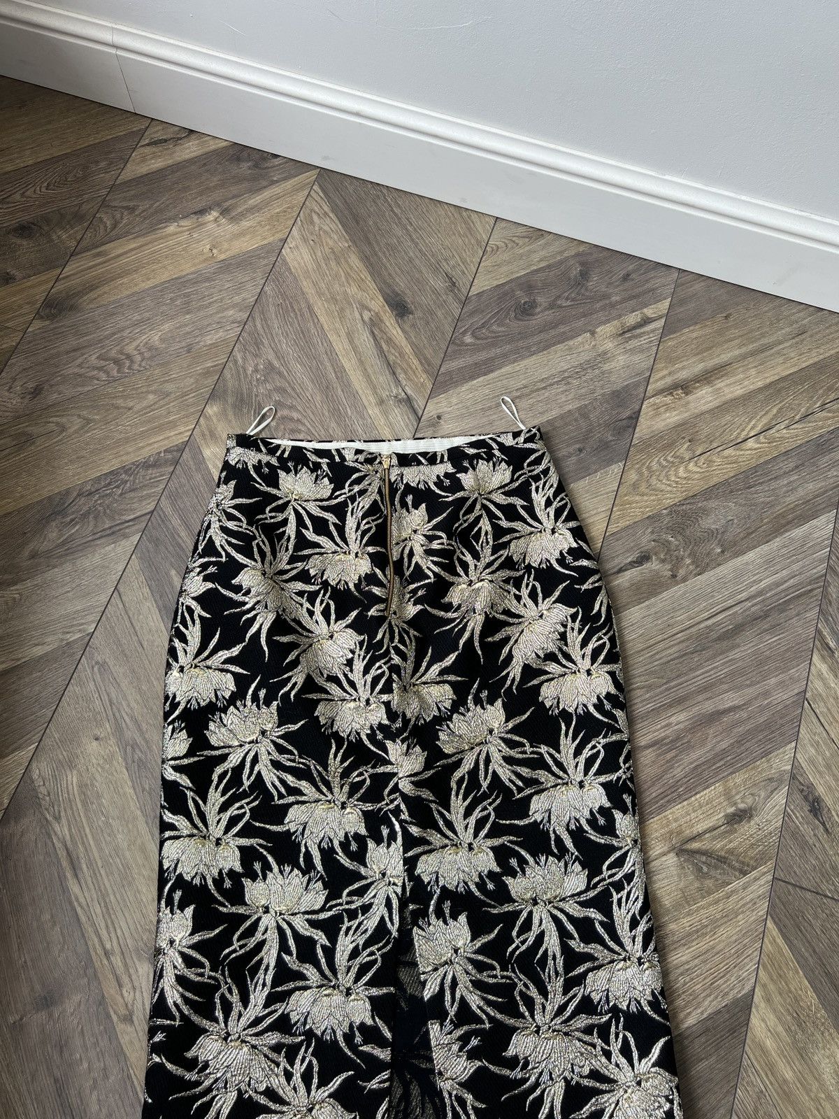 Designer × Rochas × Vintage Vintage Rochas Floral Embroidered Pencil Skirt – Black &Gold Size 28" / US 6 / IT 42 - 8 Thumbnail