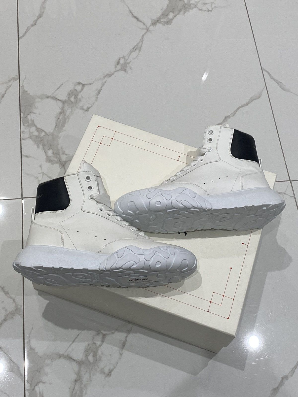 Alexander McQueen Alexander McQueen White and black high-top court sneakers Size US 8 / EU 41 - 2 Thumbnail