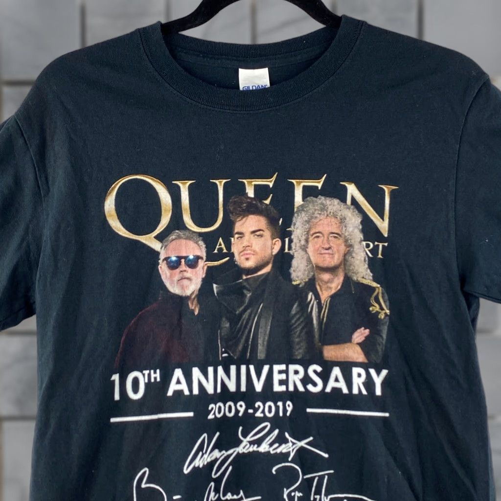 Gildan Queen Concert Shirt Small Mens Black Gildan T-Shirt Rock & Pop 10th Anniversary Signed CSS Sticker Logo Short Sleeve Top Mens Size US S / EU 44-46 / 1 - 1 Thumbnail