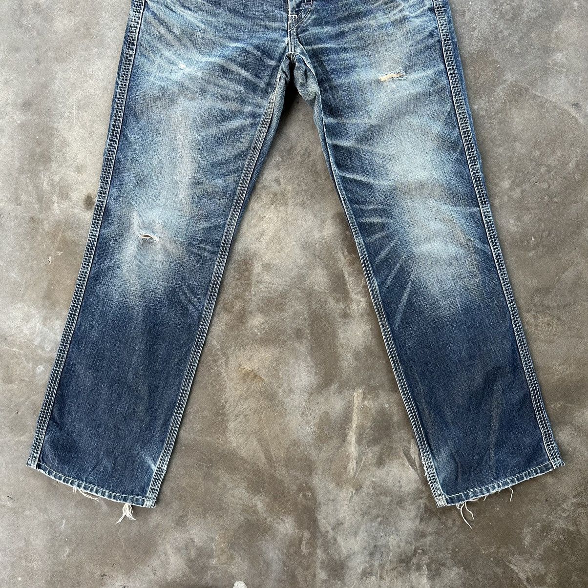 Japanese Brand Vintage Levi’s Classic Denim Distressed Faded Jean Pant W32 Size US 32 / EU 48 - 2 Thumbnail