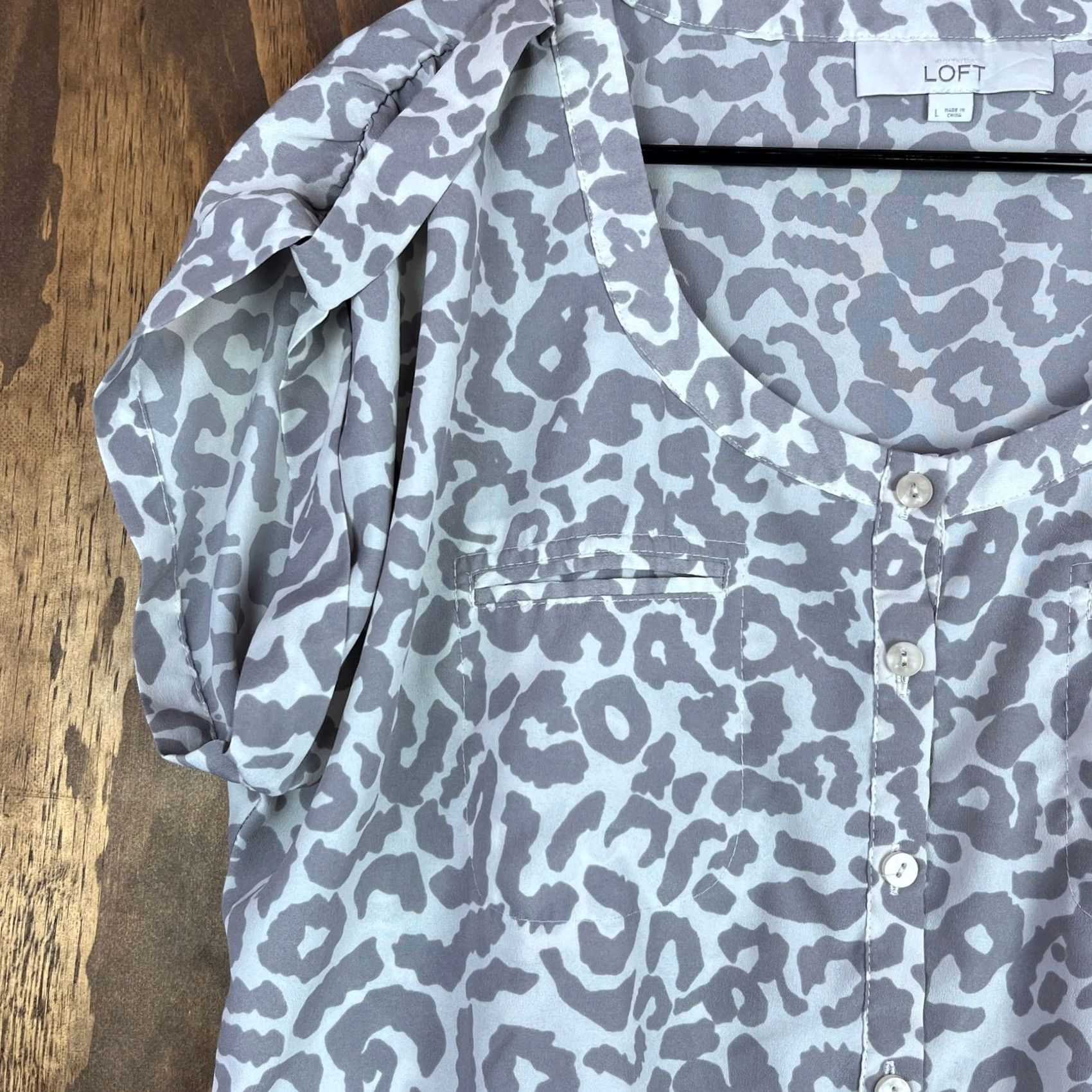 Loft LOFT Ann Taylor Womens Blouse Animal Print Henley Elastic Hem Large Gray Beige Cap Sleeve Shirt Womens L 100% Polyester Casual Workwear Formal Size L / US 10 / IT 46 - 4 Thumbnail