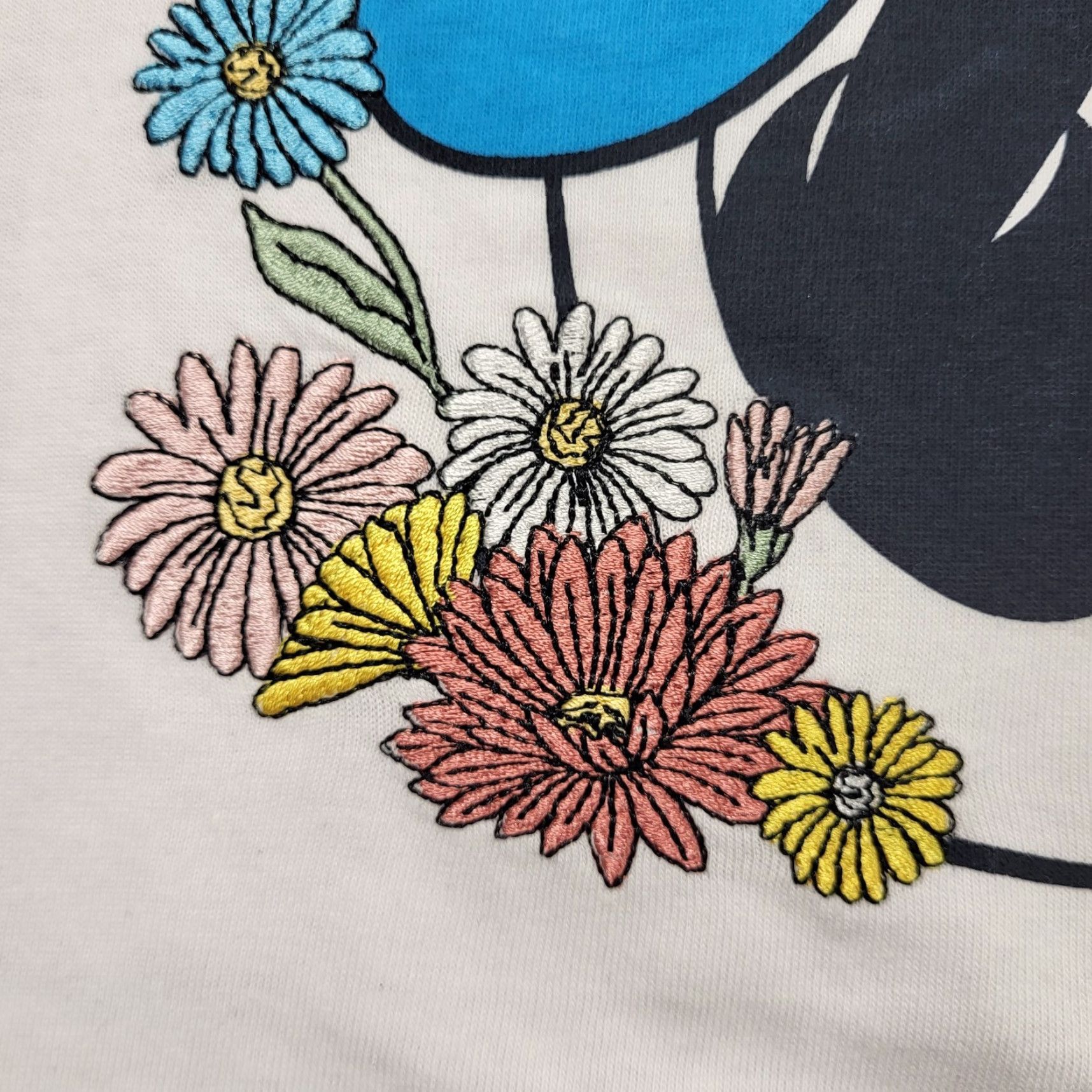 Disney Disney Minnie Mouse T-Shirt Women’s Large White Embroidered Flowers NWT Emoji 💐 Size L / US 10 / IT 46 - 4 Thumbnail