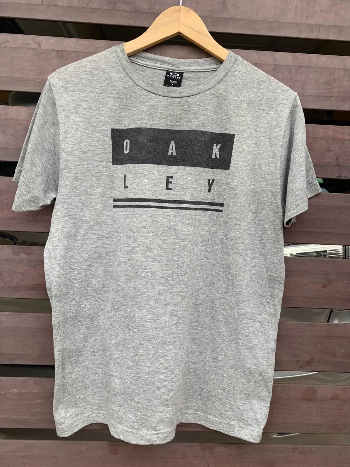 Oakley Block Spell Out Tee – Grey Y2K Vibes