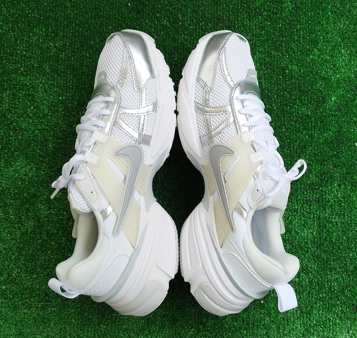 Nike Shoes Nike V2K Run Unisex Size US 11.5 / EU 44-45 - 4 Thumbnail