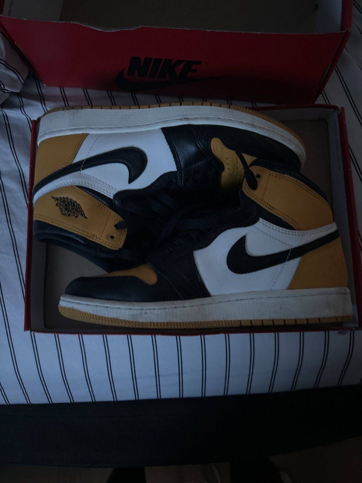 Jordan Brand × Nike Air Jordan 1s Retro High OG Yellow Toe Size US 7 / EU 40 - 4 Thumbnail