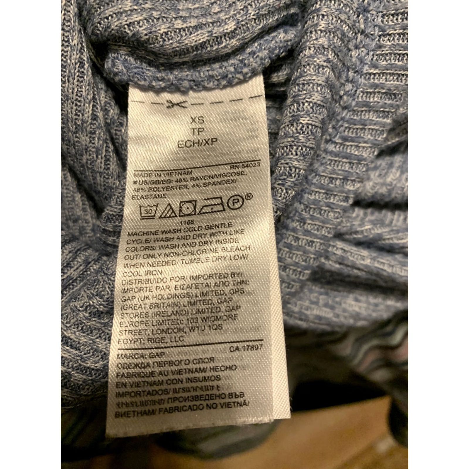Gap VINTAGE? No. Gap Shirt Womens XS Blue Deep V Neck Long Sleeve Knit Ribbed Slim Regular Raglan Sleeve Blouse Workwear, Basic, 908 Size XS / US 0-2 / IT 36-38 - 6 Thumbnail