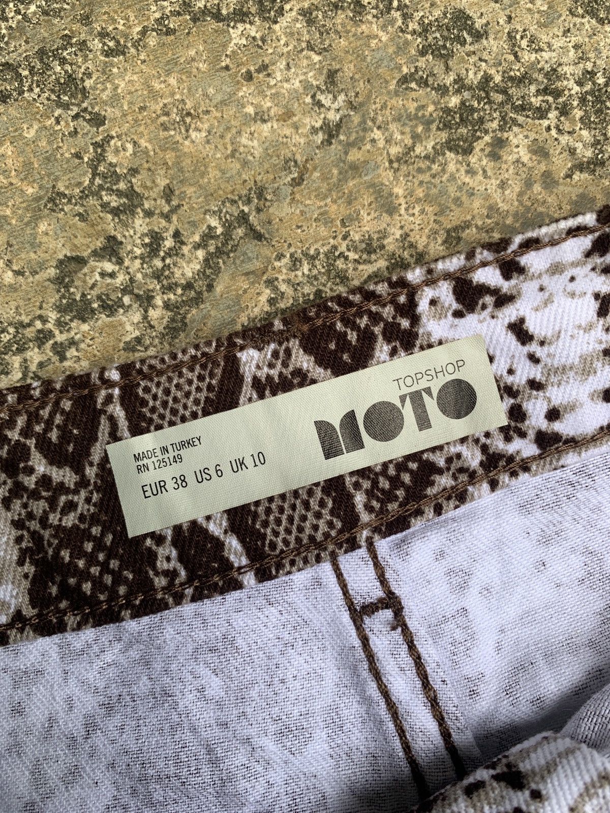 Topshop Topshop MOTO Snakeskin Pattern Print Graphic Mini Skirt Size 27" / US 4 / IT 40 - 10 Thumbnail