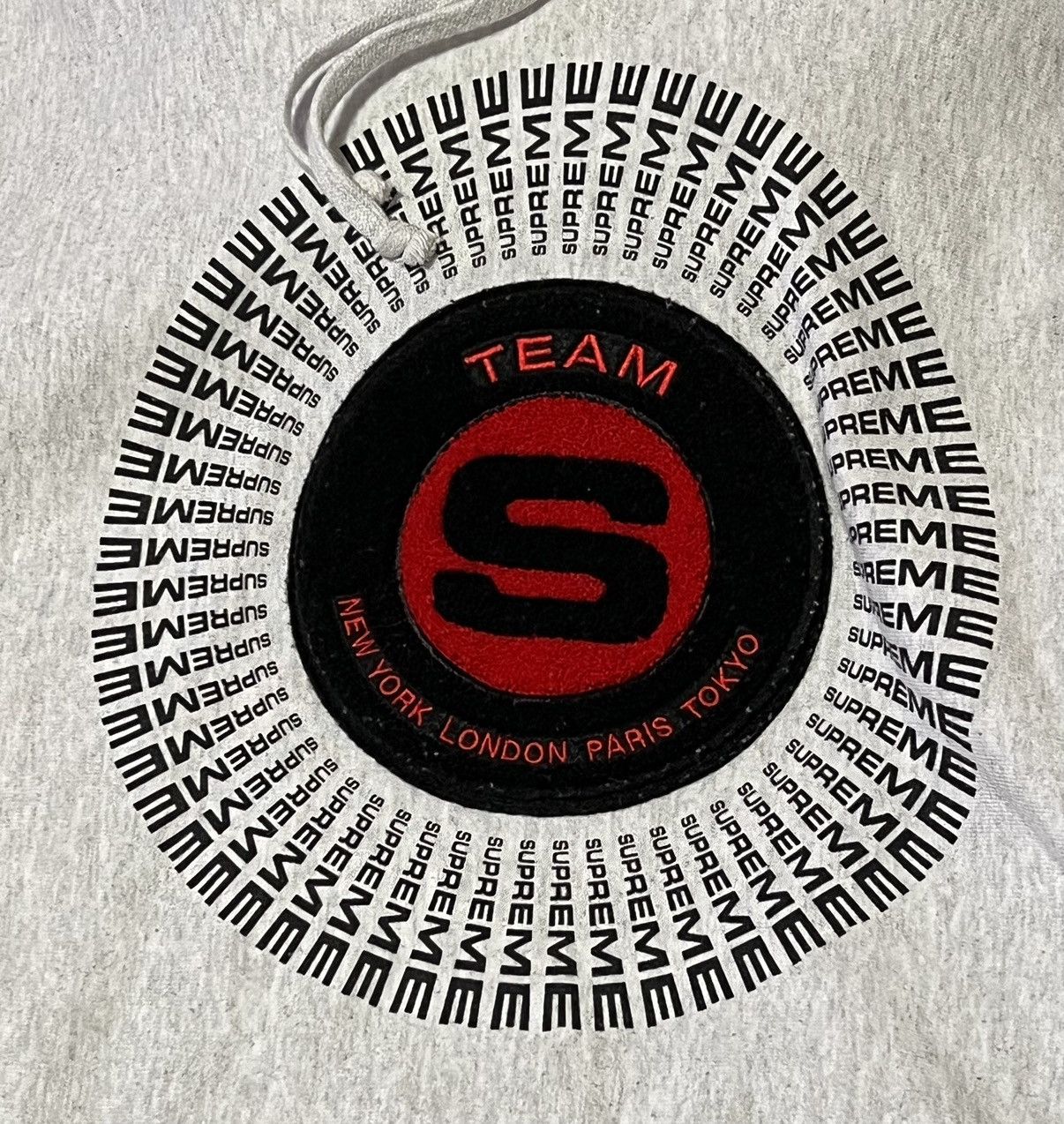 Supreme Supreme Chenille Appliqué Hooded Sweatshirt Size US M / EU 48-50 / 2 - 2 Thumbnail