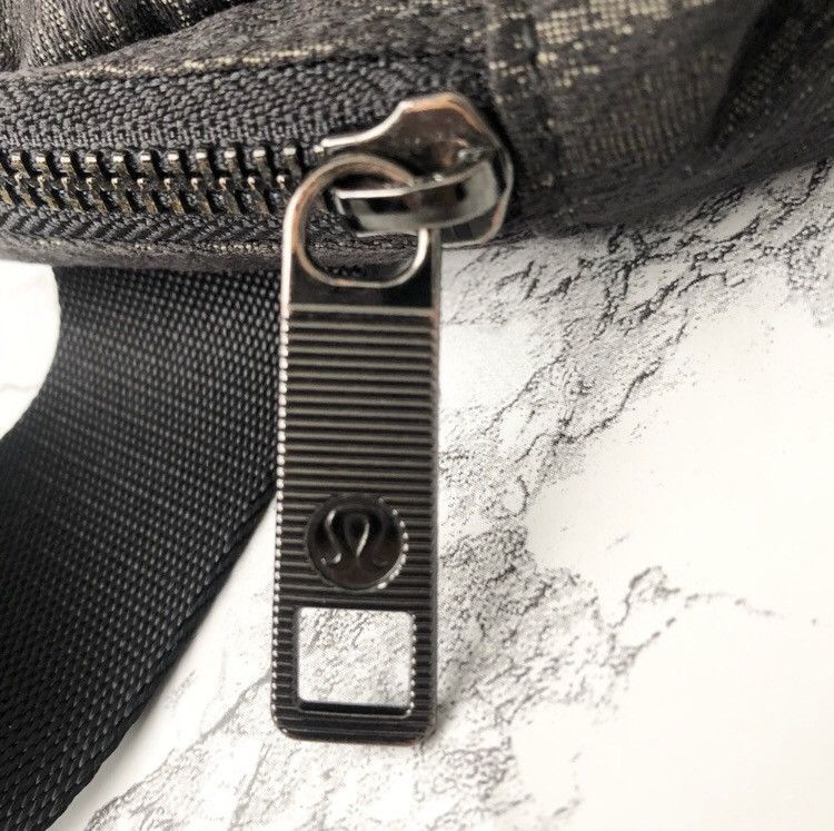 Lululemon Everywhere Belt Bag Aqueous Ikat Jacquard Black Highlander Size ONE SIZE - 2 Thumbnail