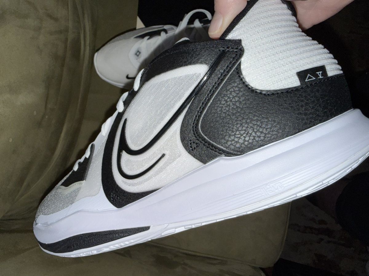 Nike Nike Kyrie 5 TB Promo (players only) “Panda” wht/blk, NEW!! Size US 13 / EU 46 - 11 Thumbnail