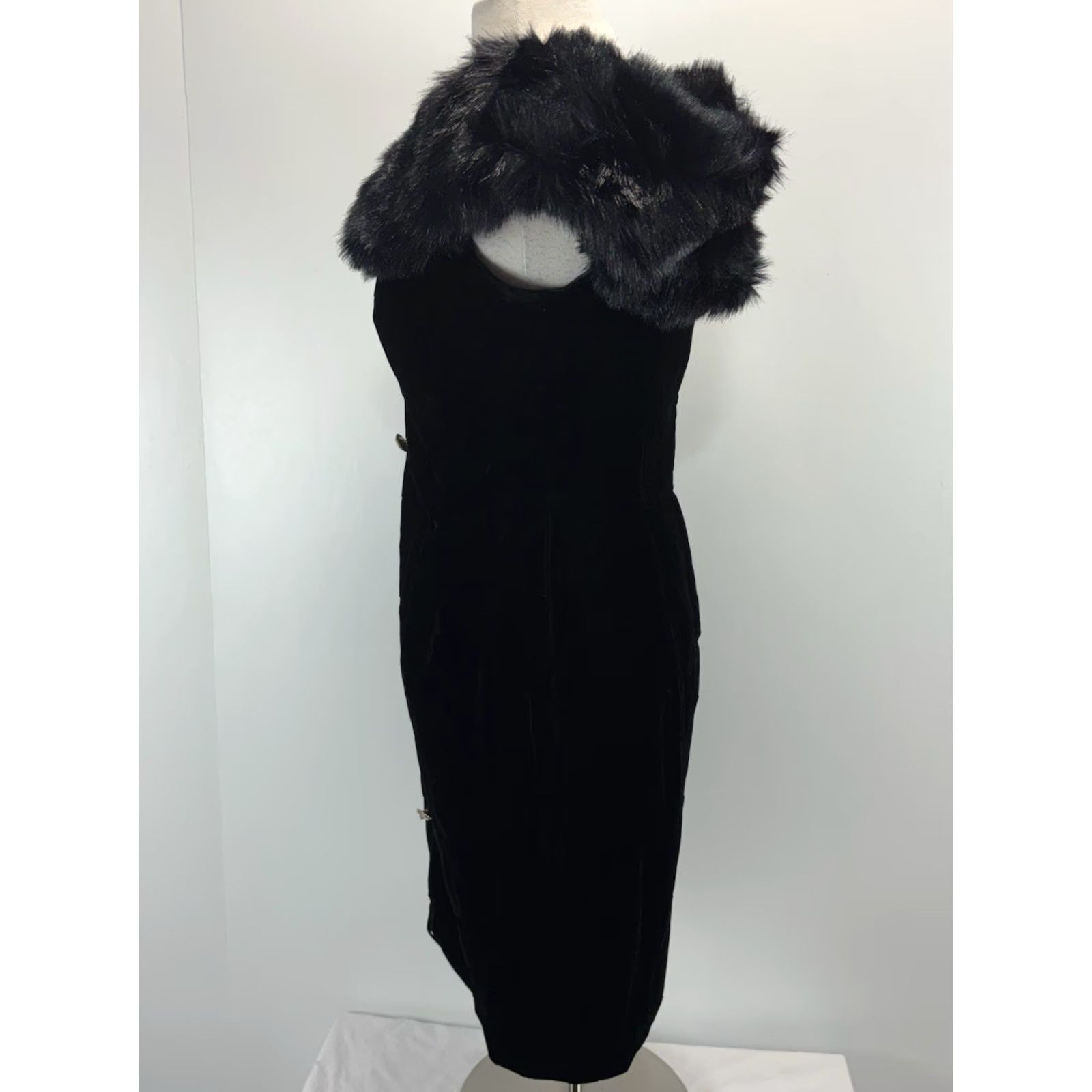 Tadashi Shoji VINTAGE Tadashi Shoji Velvet Cocktail Dress Womens 10 Black Faux Fur OffShoulder 90s Dress Womans Knee Length Cocktail 90s Mens? Size L / US 10 / IT 46 - 2 Thumbnail