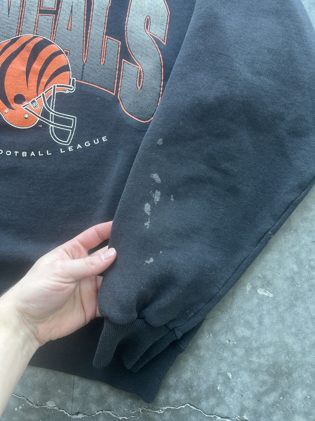 NFL × Vintage Vintage 90s Faded Black Cincinnati Bengals Sweatshirt Size US L / EU 52-54 / 3 - 3 Thumbnail