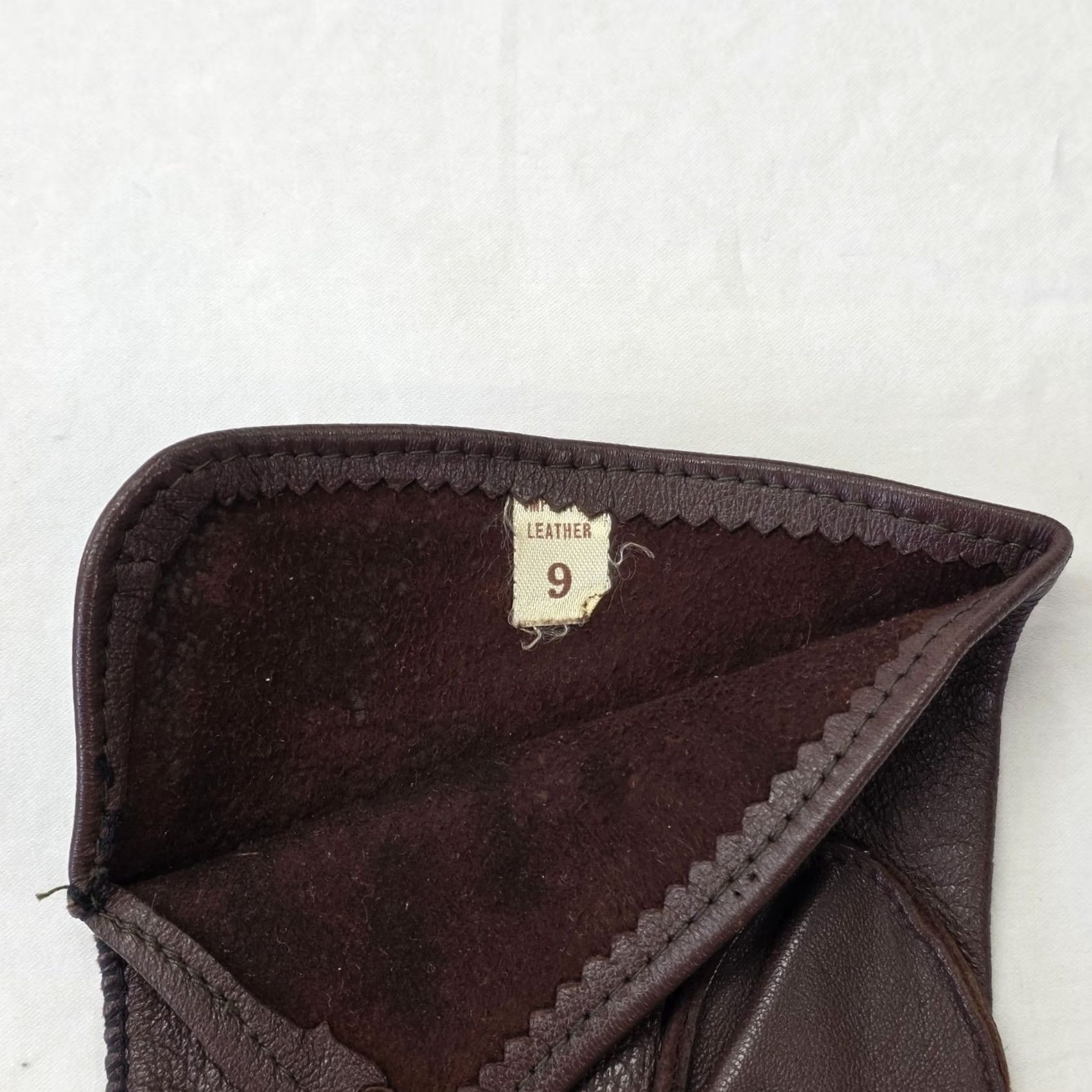Vintage VINTAGE? No. (Ignore) Brown hand stitched leather gloves Mens sz 9 Office Preppy Stylish Light Weight Size ONE SIZE - 4 Thumbnail