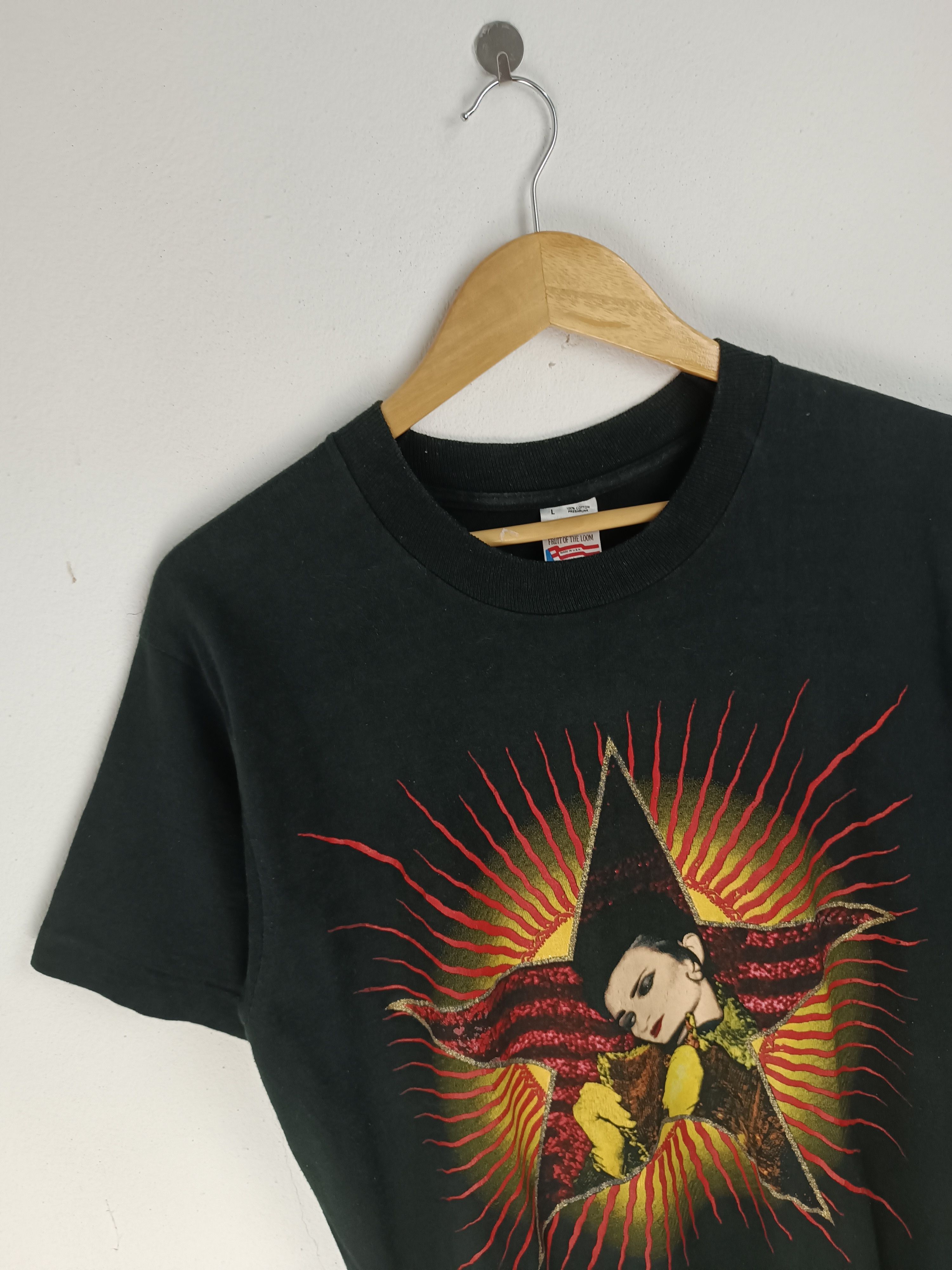 Vintage VINTAGE 90'S SIOUXSIE & THE BANSHEES 'WONDERLAND' RARE TEE Size US L / EU 52-54 / 3 - 5 Thumbnail
