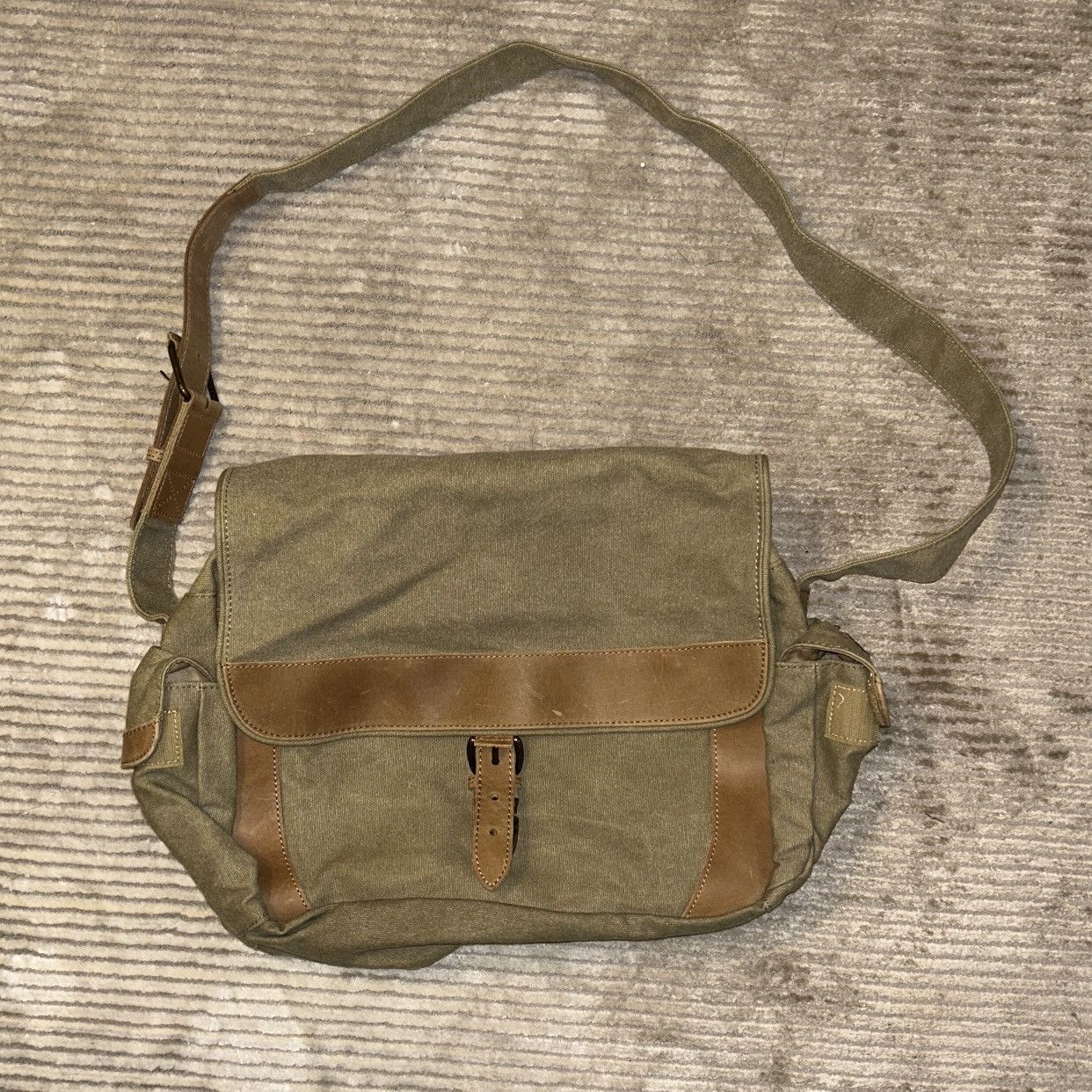 L.L. Bean Love and Other Drugs ‘09 Crew vintage L.L.Bean Messenger Bag Size ONE SIZE - 1 Thumbnail