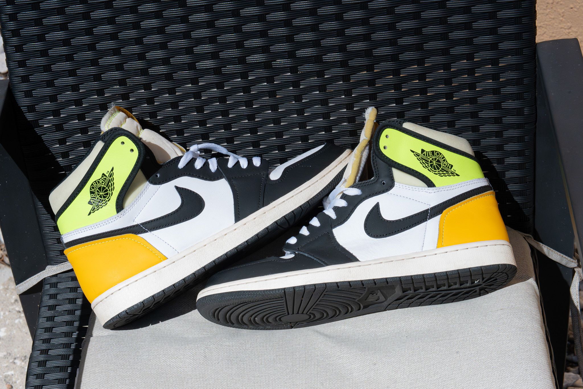 Jordan Brand Air Jordan 1 Retro Volt Gold Size US 11 / EU 44 - 1 Thumbnail